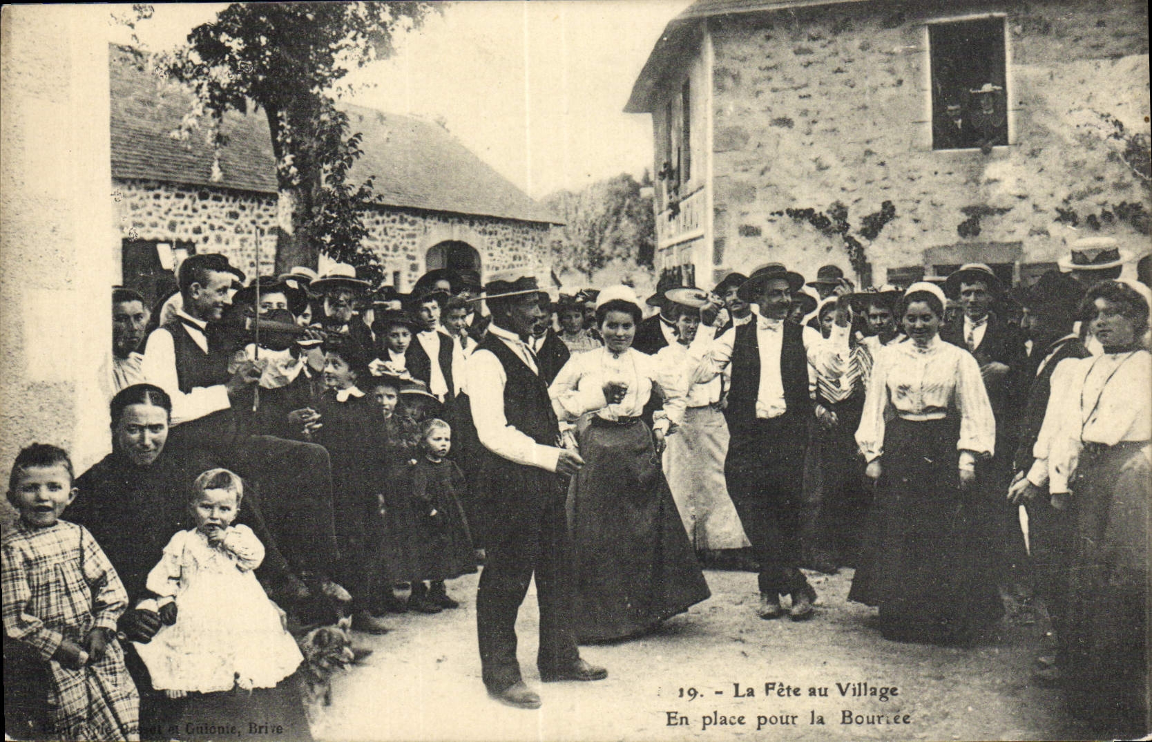 CPA La Fete Au Village En Place La Bourree Folklore 