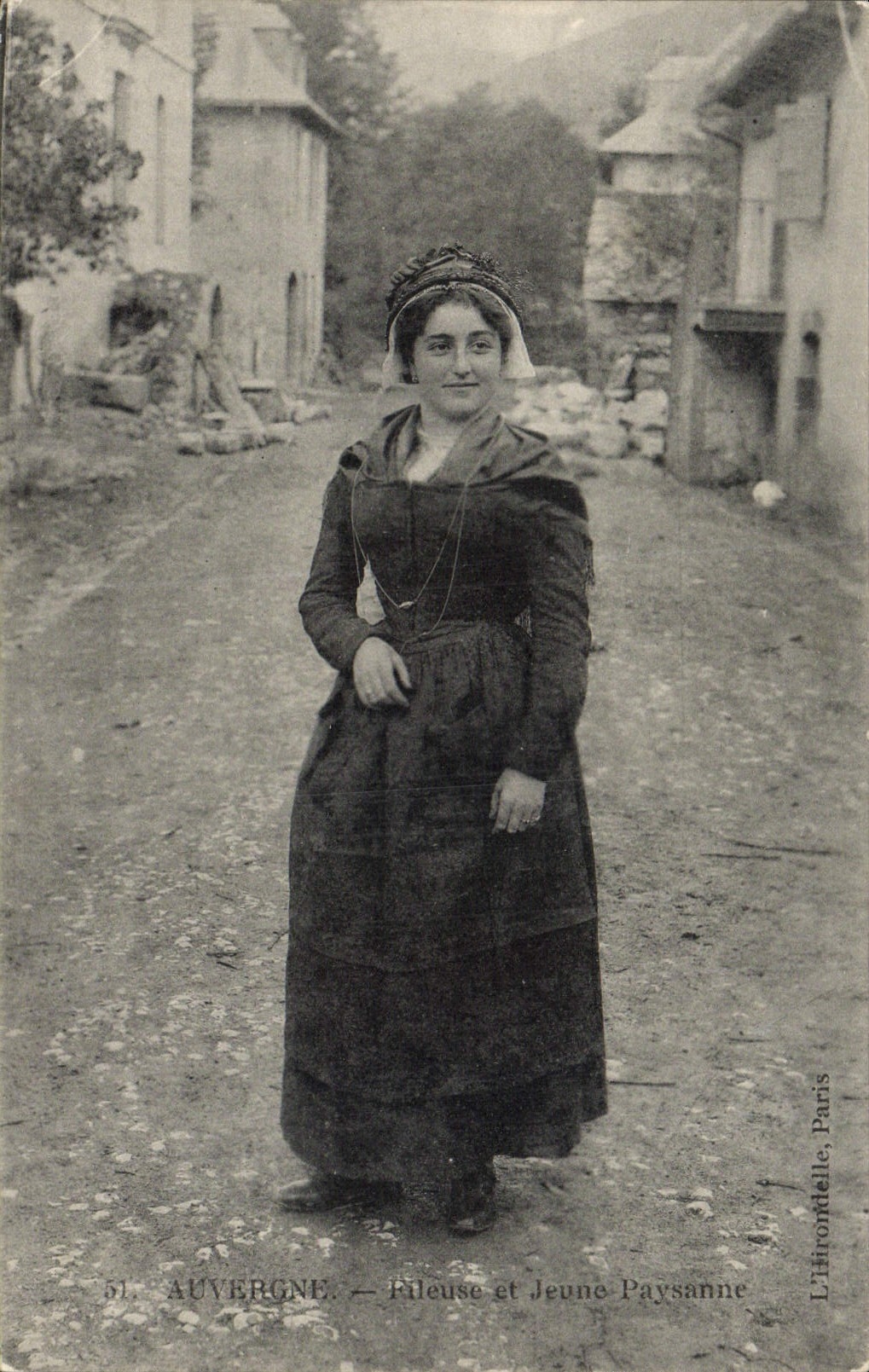 CPA Auvergne Et Jeune Paysanne Folklore