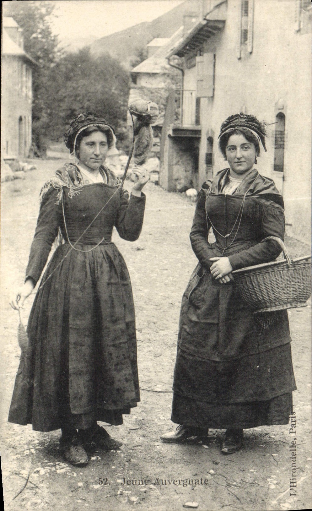 CPA Jeune Auvergnate Folklore