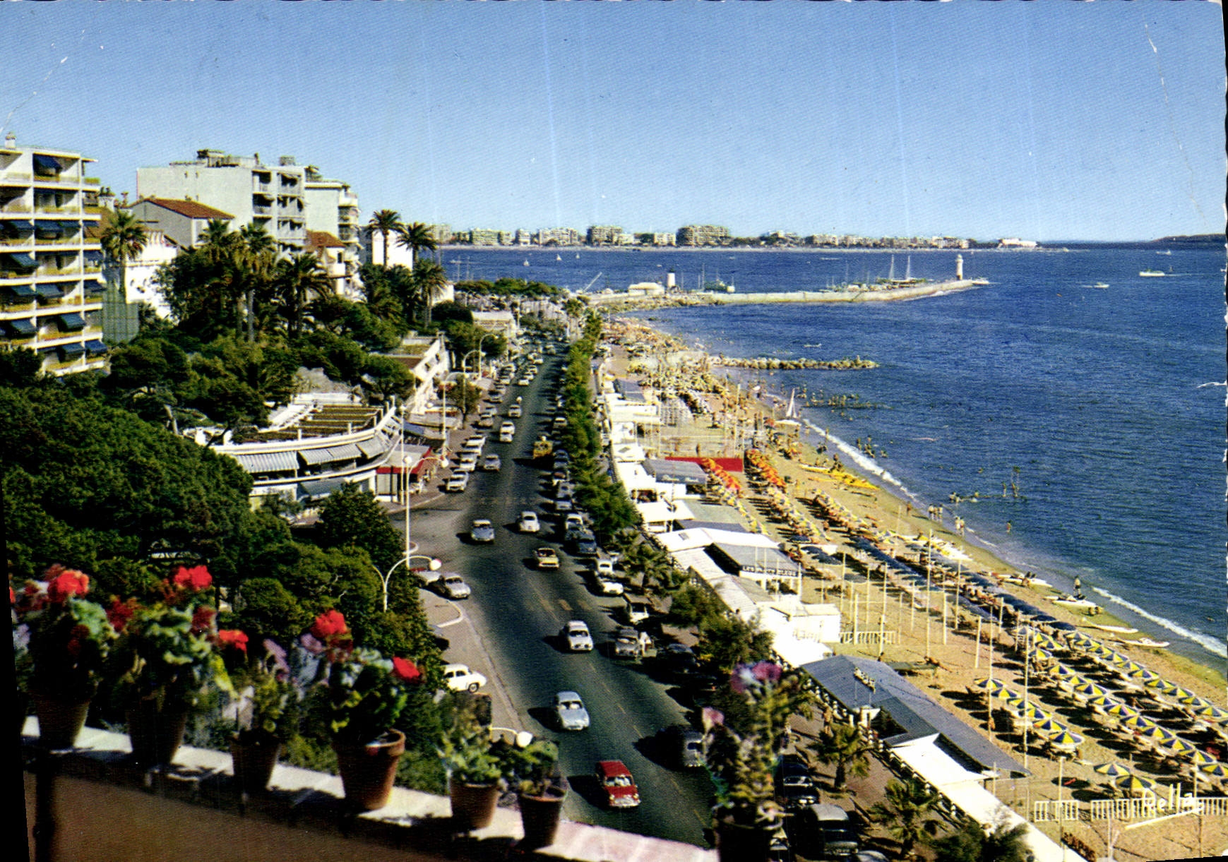 CPM La Cote D'Azur Cannes Le boulevard Jean Hibert et la plage du Midi La pointe du Palm Beach 