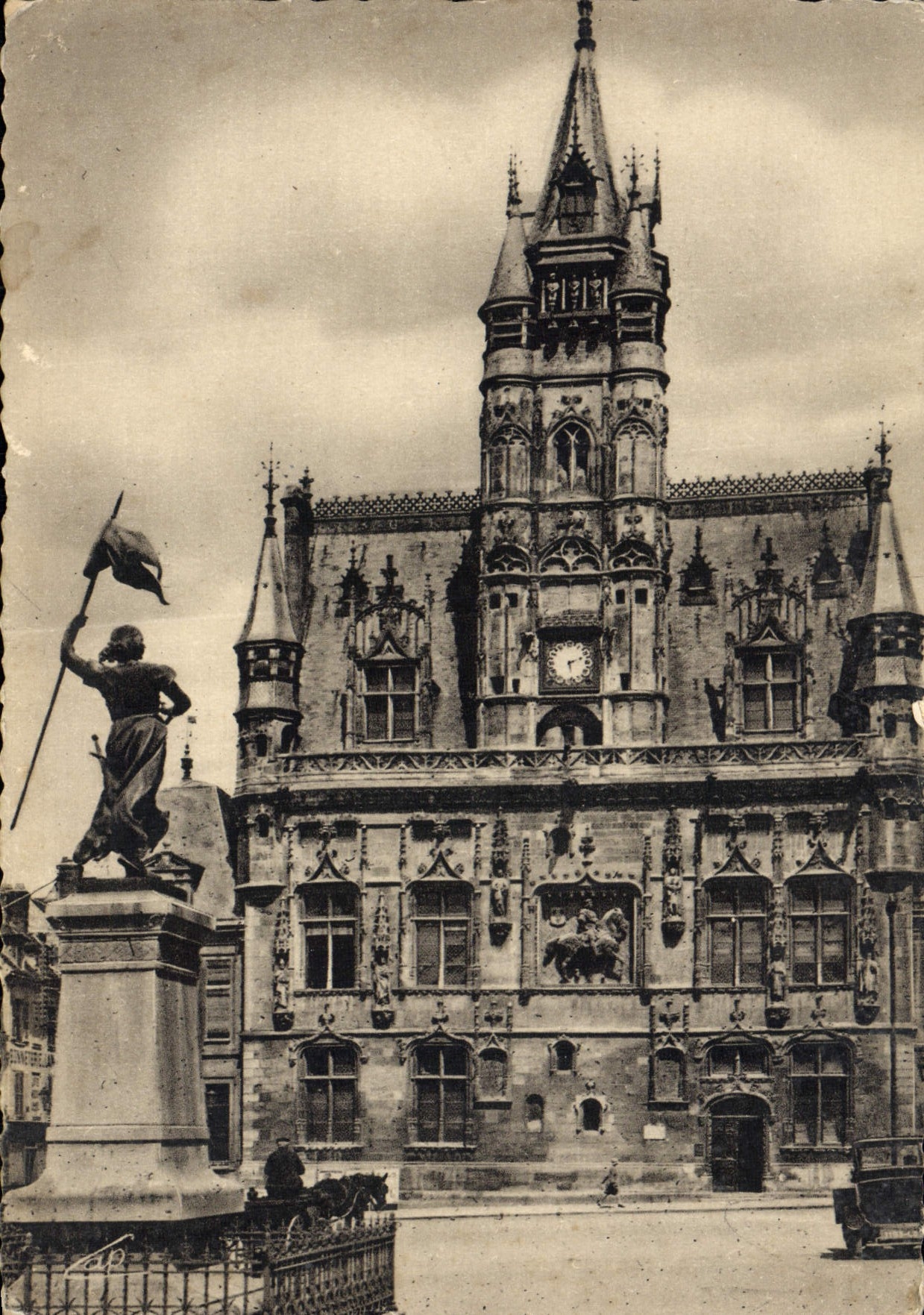 CPM Compiegne Hotel De Ville
