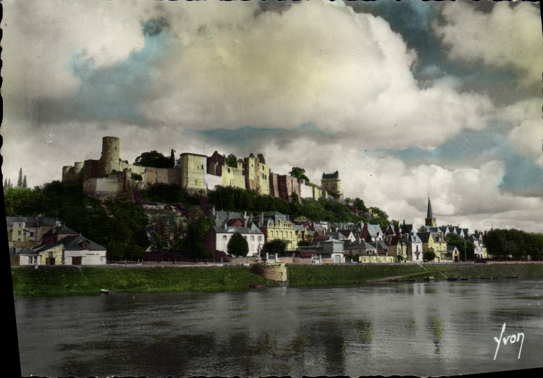 CPM Chinon Vue Generale Prise Des Bords De La Vienne