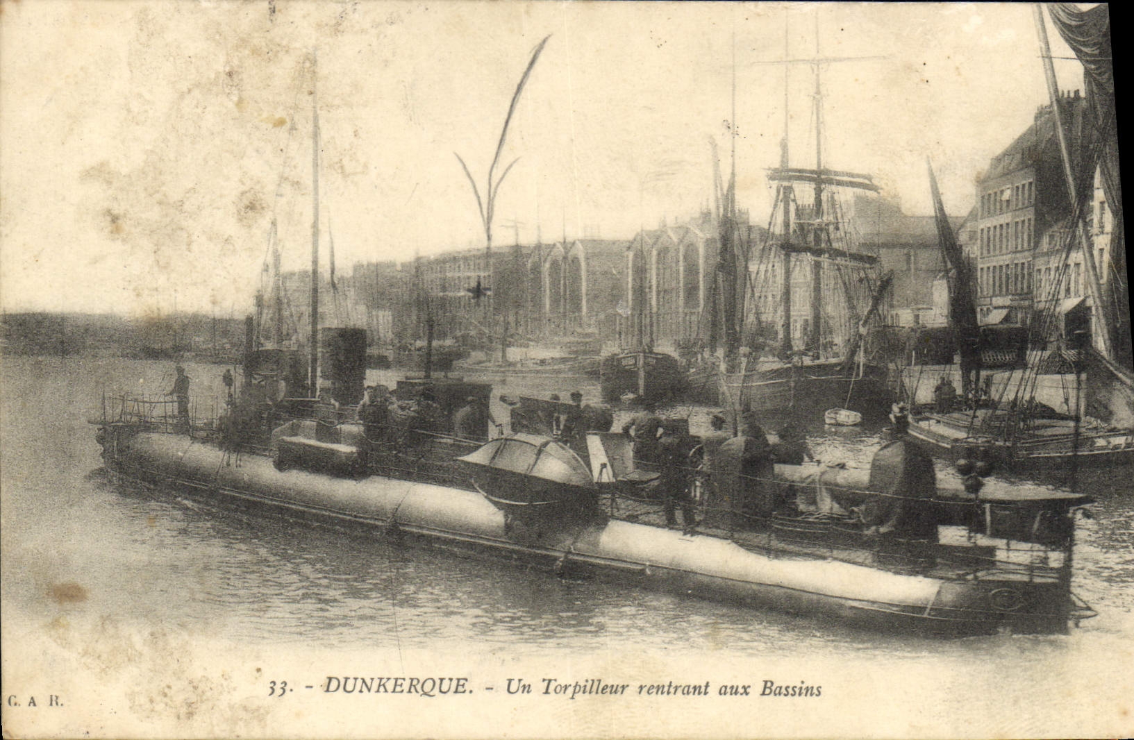 CPA Dunkerque Un Torpilleur Rentrant Aux Bassins