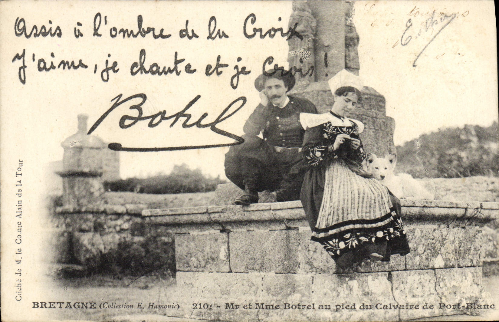 CPA Bretagne Mr Et Botrel Au Pied Du Calvaire De Port Blanc Folklore