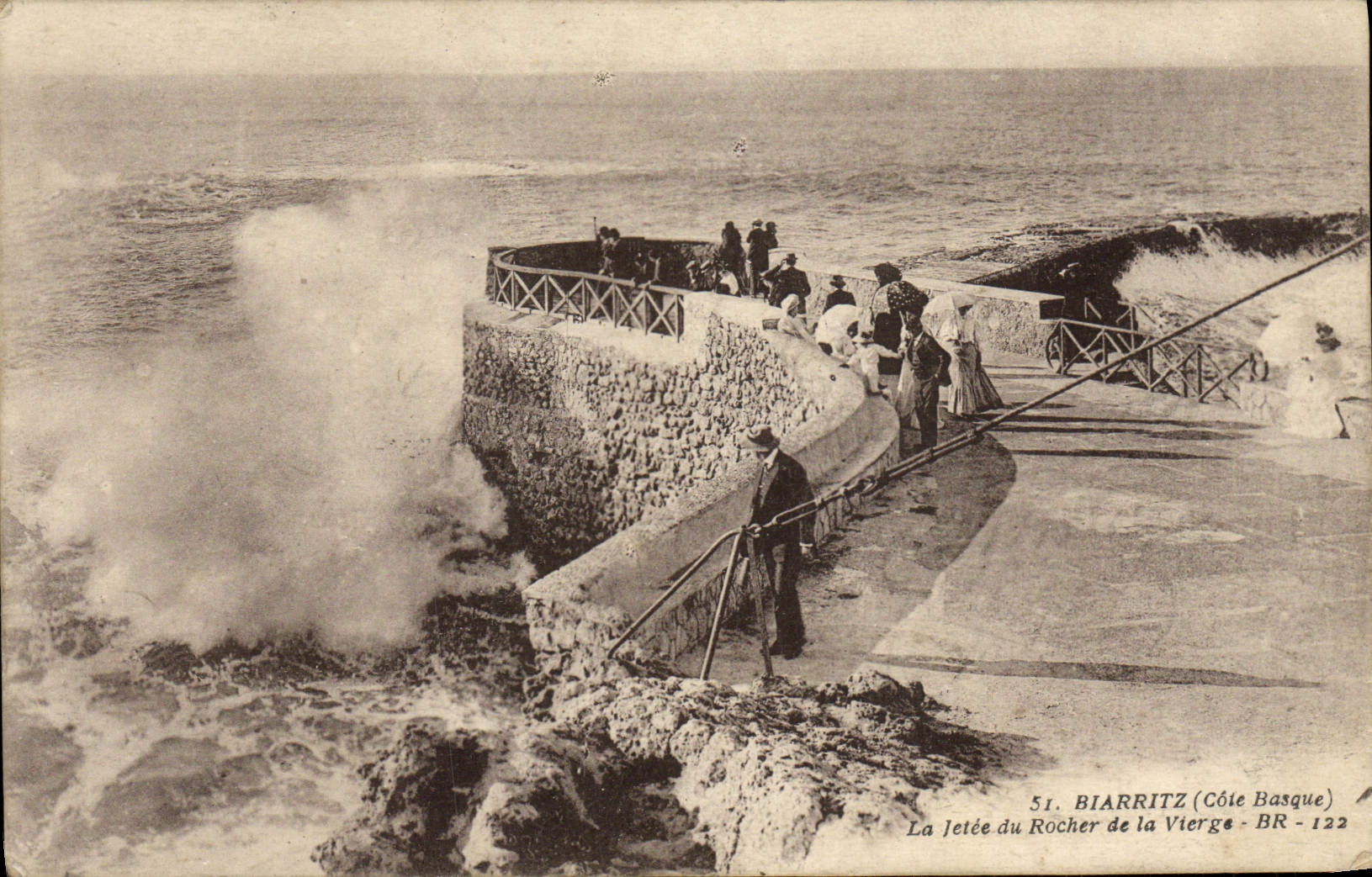 CPA Biarritz La jetee du rocher de la vierge