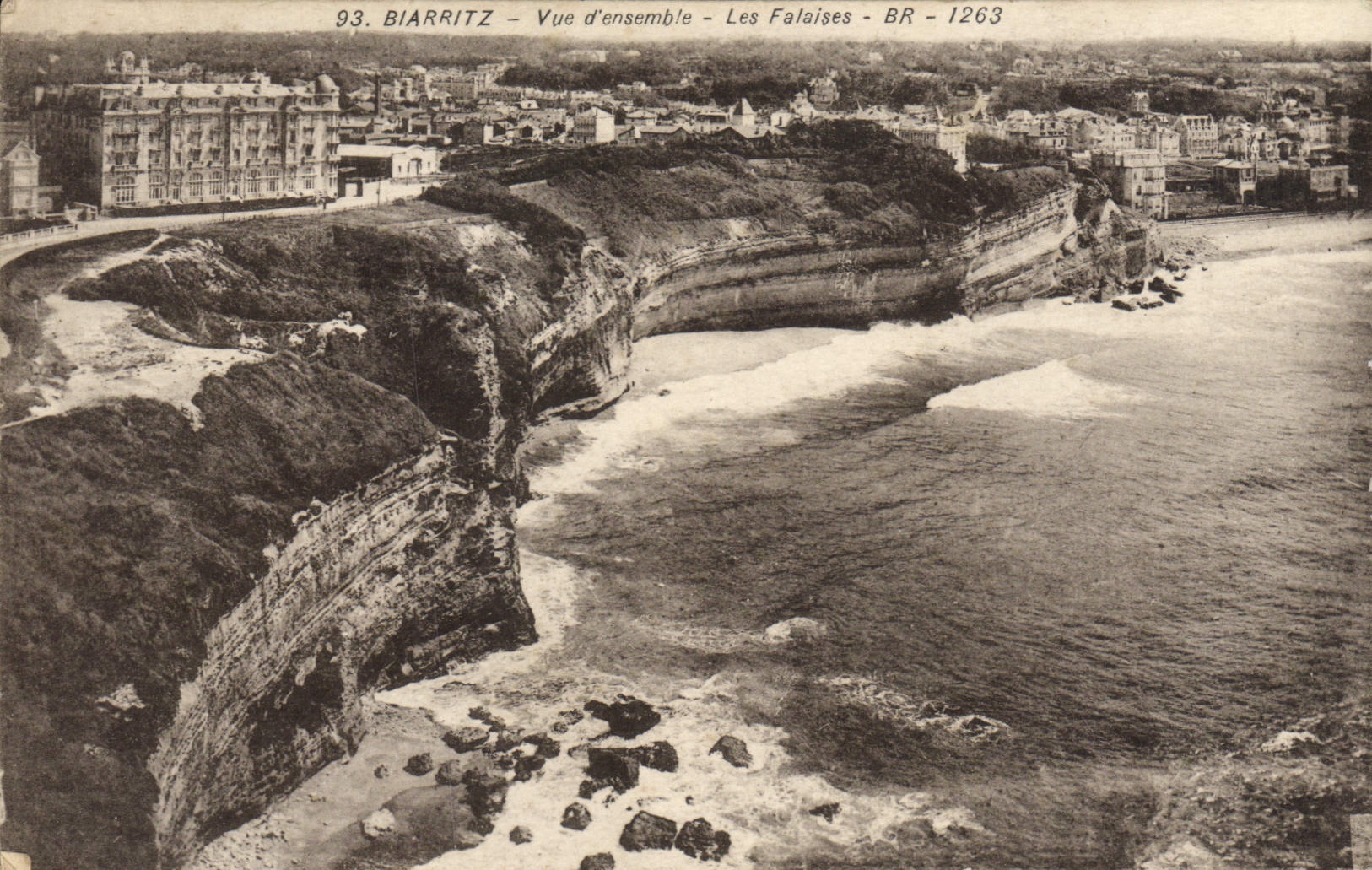 CPA Biarritz Vue d'Ensemble Les Falaises