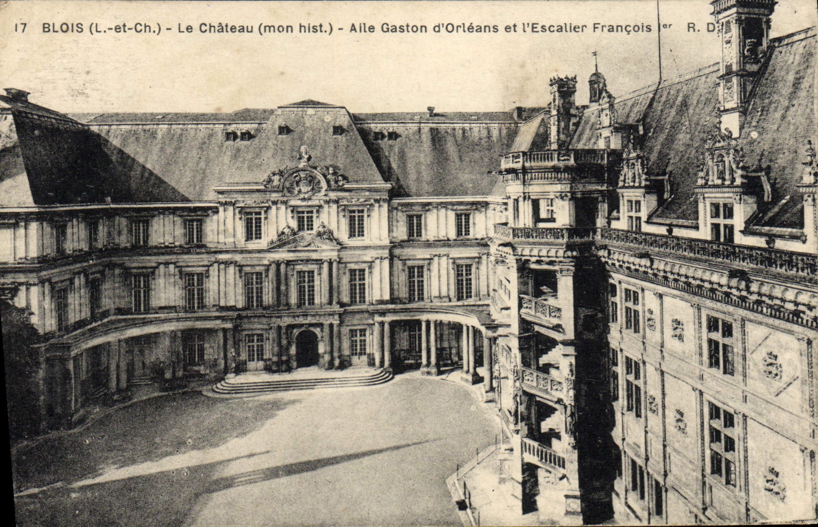 CPA Blois Le Chateau Aile Gaston d'Orleans et l'escalier Francois 1er
