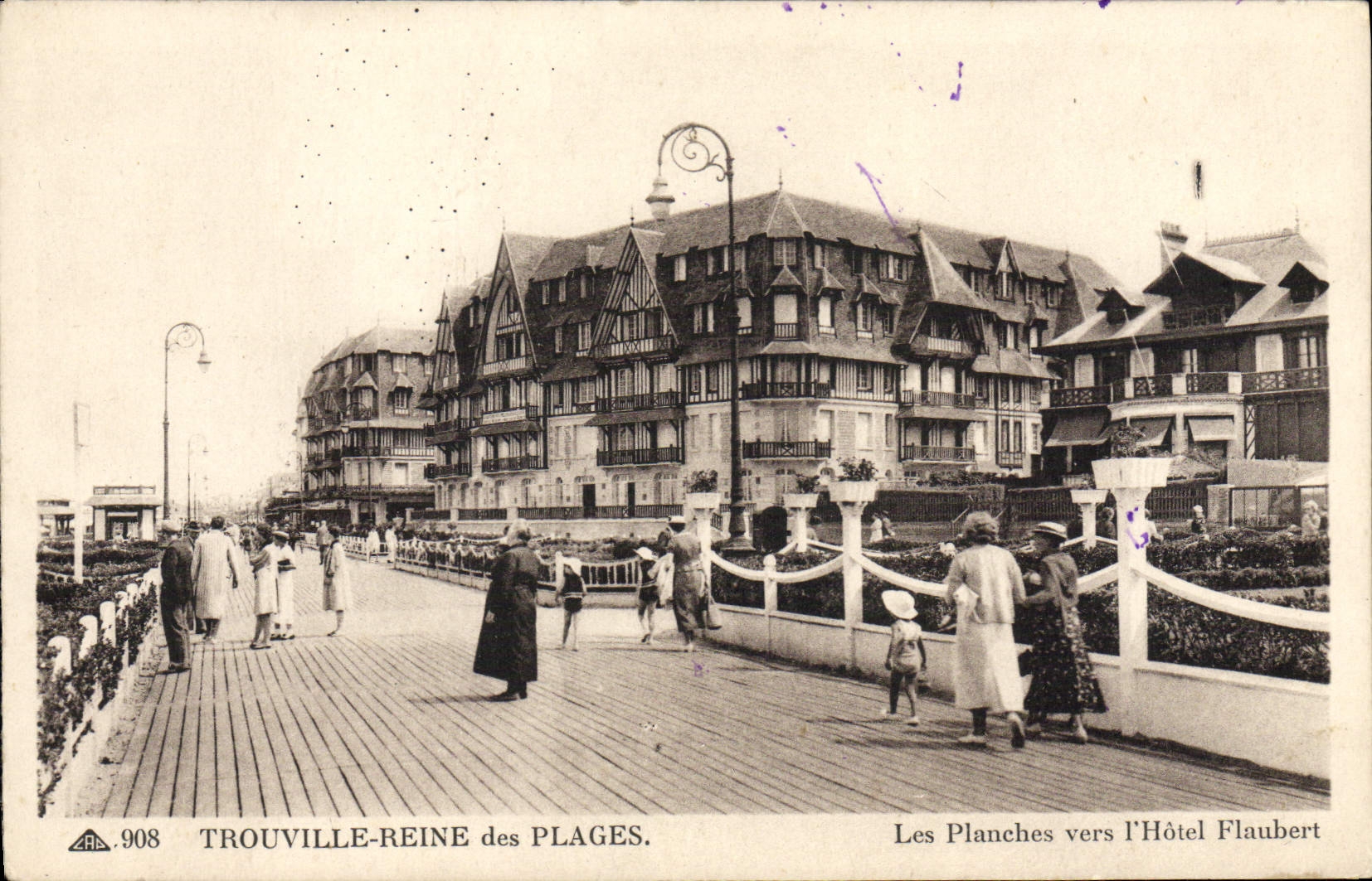 CPA Trouville Reine des Plages Les Planches Vers L'Hotel Flaubert