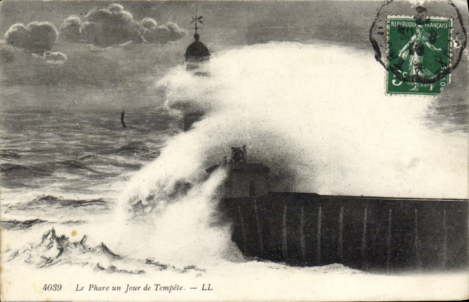 CPA Le Treport Le Phare un Jour de Tempete