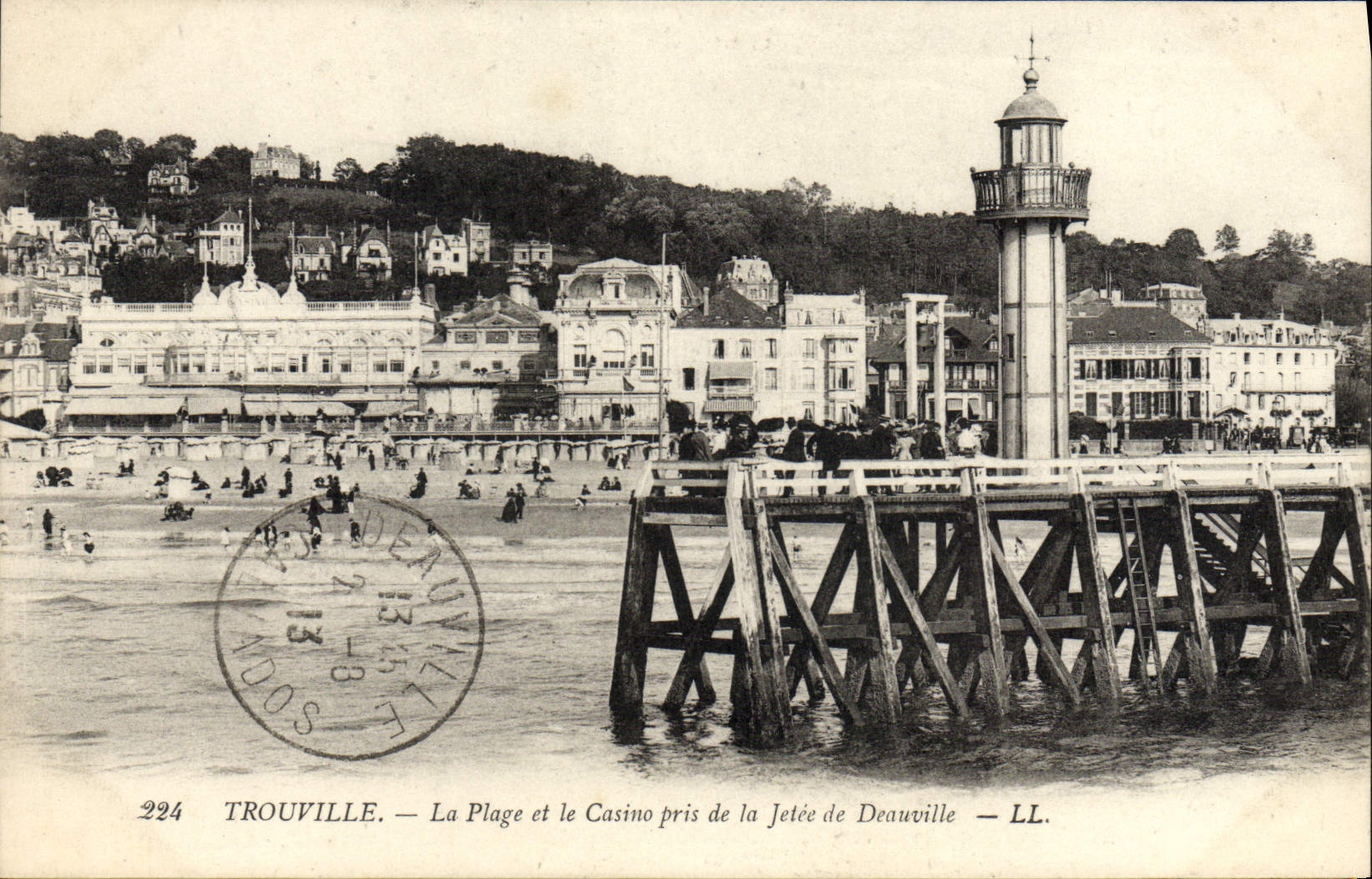 CPA Trouville La Plage et le Casino Pris de la Jetee de Deauville
