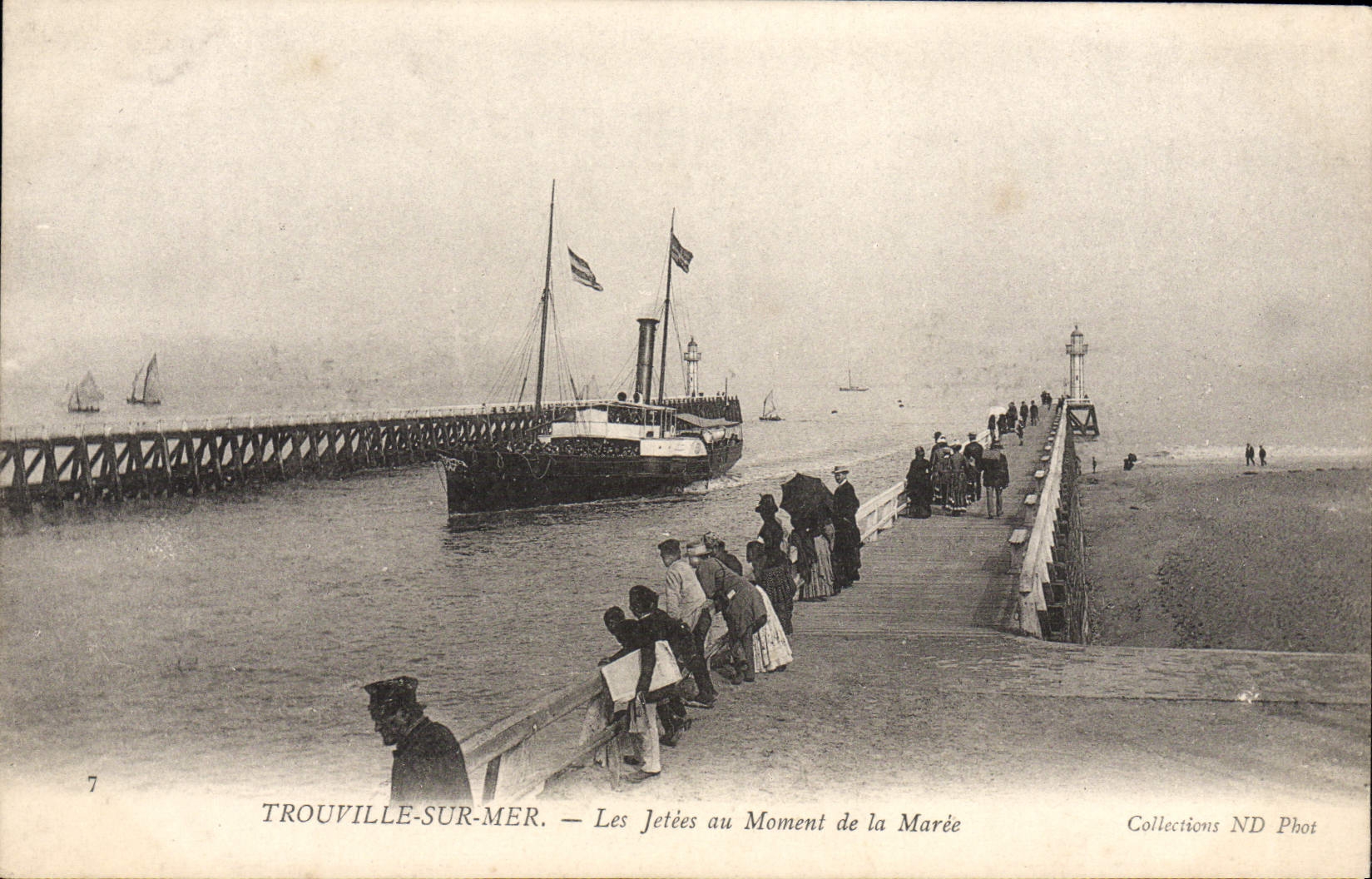 CPA Trouville Sur Mer Les Jetees au Moment de la Maree Bateau