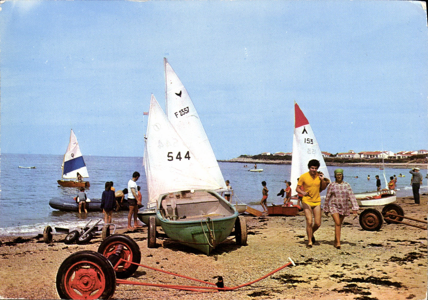 CPM Bretigolles Sur Mer Ecole de Voile Plage du Marais Girard Bateau