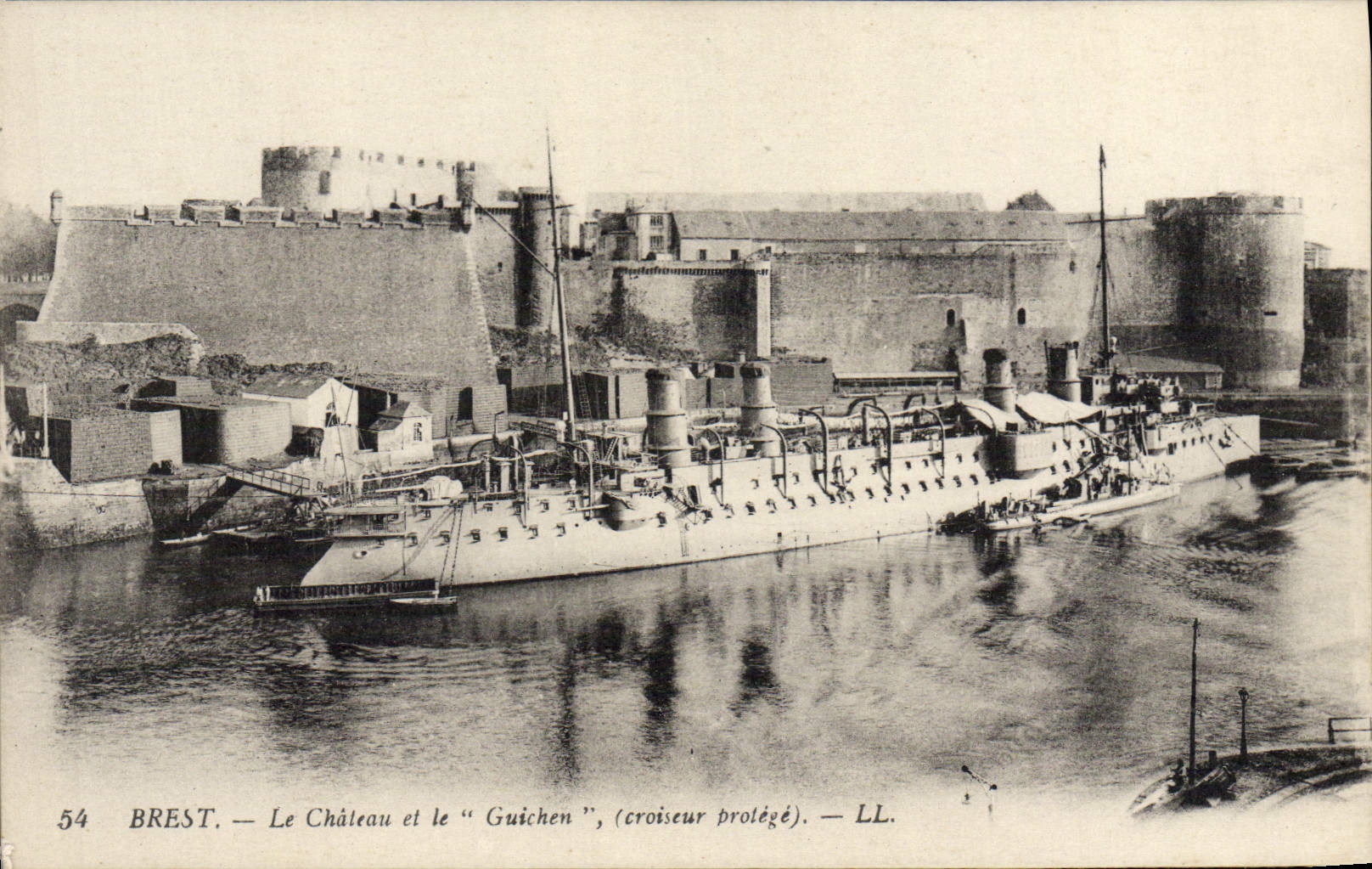 CPA Brest Le Chateau et le Guichen Croiseur protege Bateau