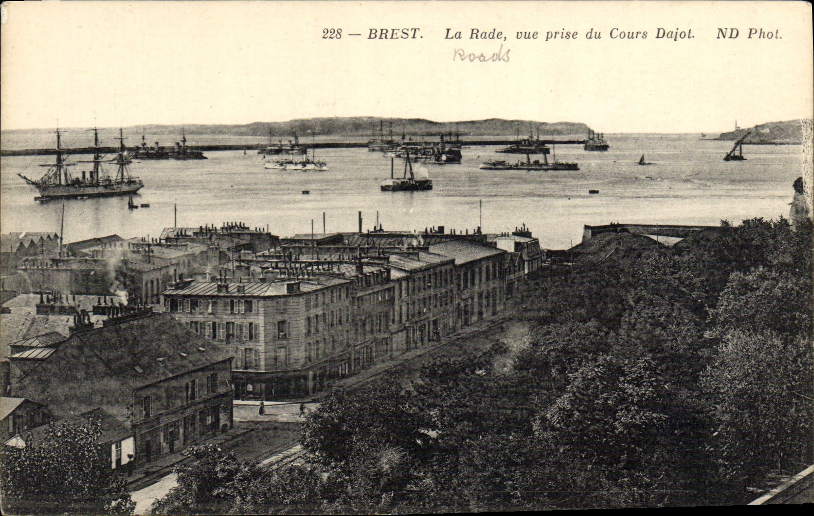 CPA Brest La Rade Vue Prise du Cours Bateaux
