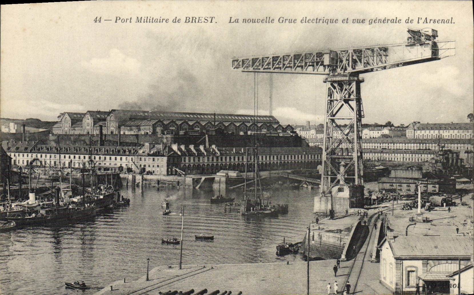 CPA Brest Port militaire la nouvelle grue electrique et vue generale de l'arsenal Bateaux