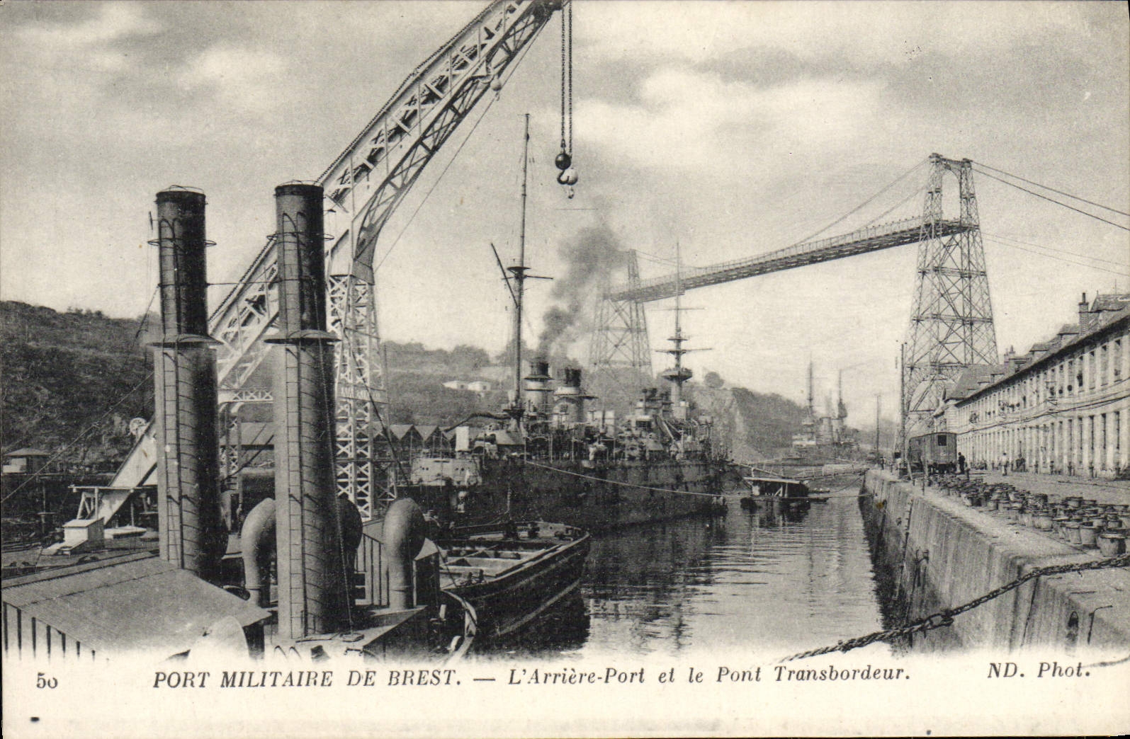 CPA Brest L'arriere port et le pont transbordeur Bateaux