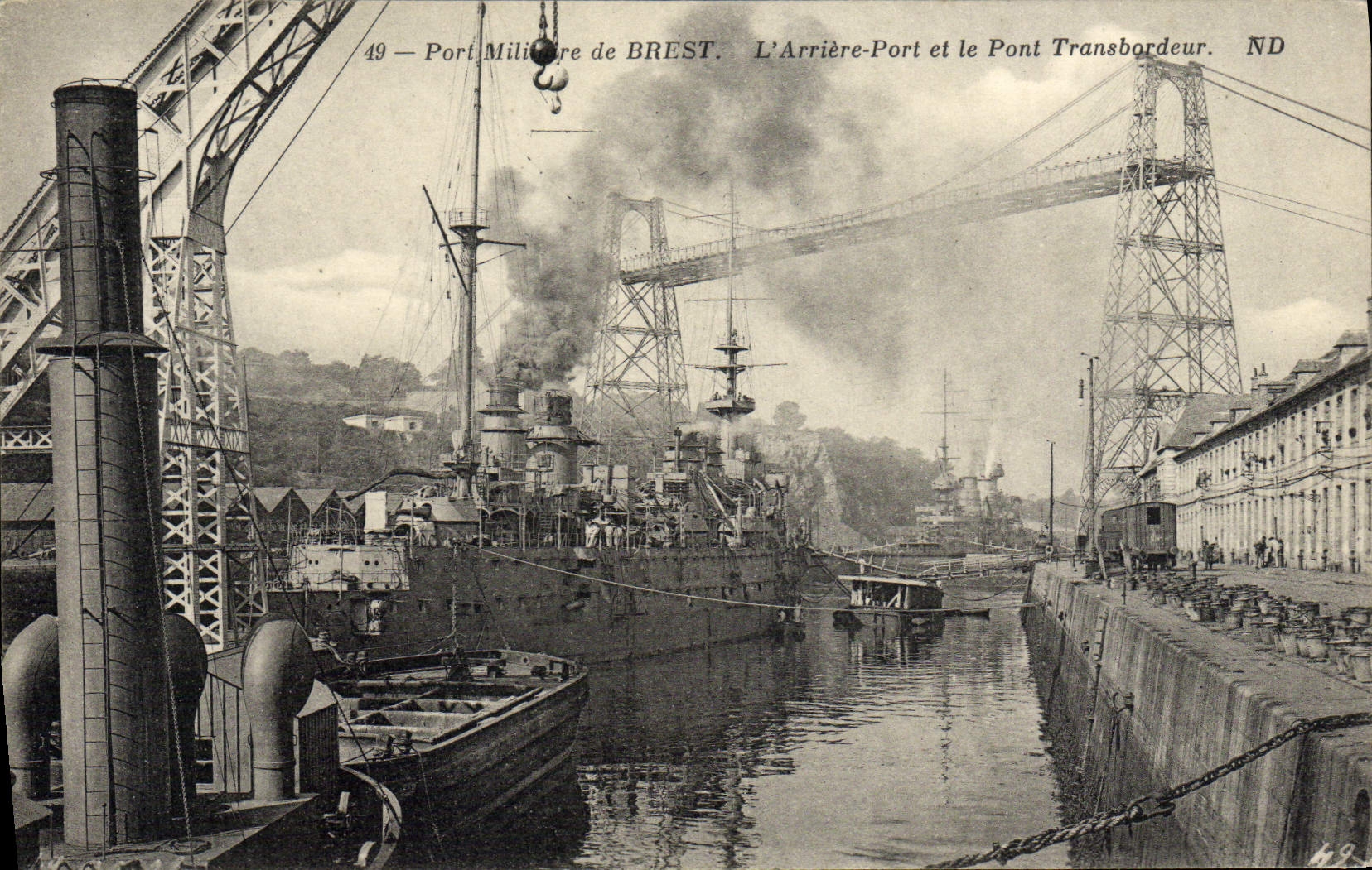 CPA Brest Port militaire l'arriere port et le transbordeur Bateaux