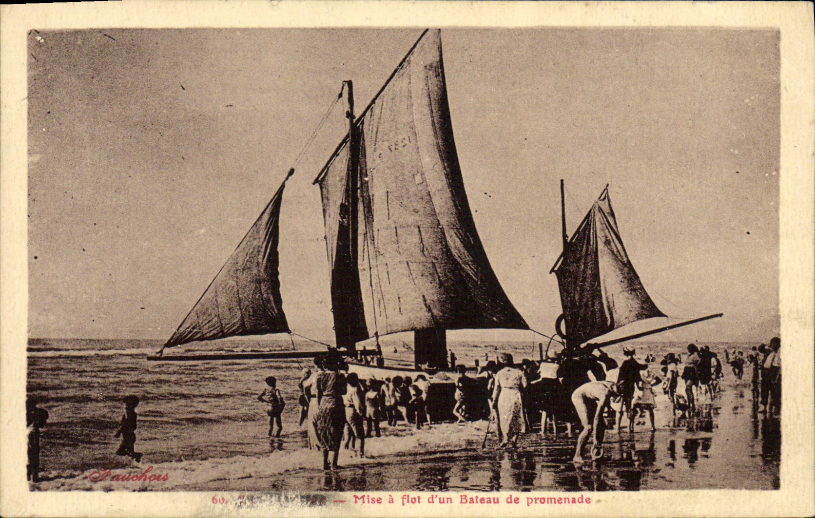 CPA Berck Mise a flot d'un bateau de promenade 