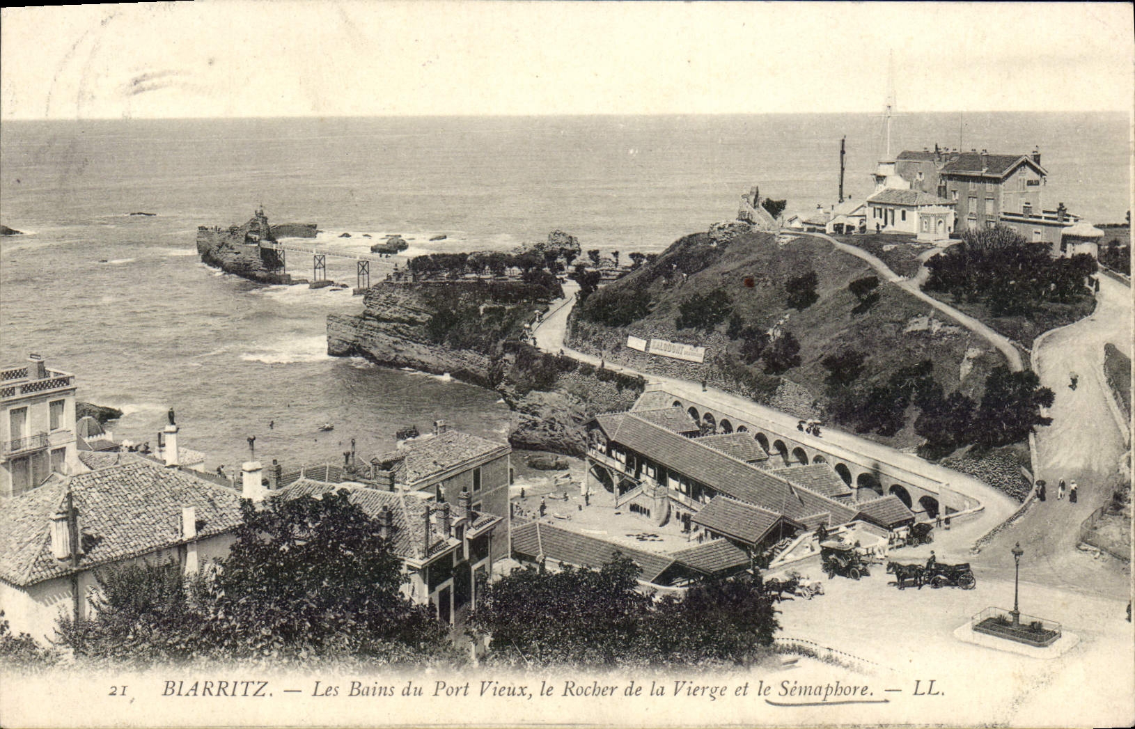 CPA Biarritz Les Bains du Port Vieux le Rocher de la Vierge et le semaphore