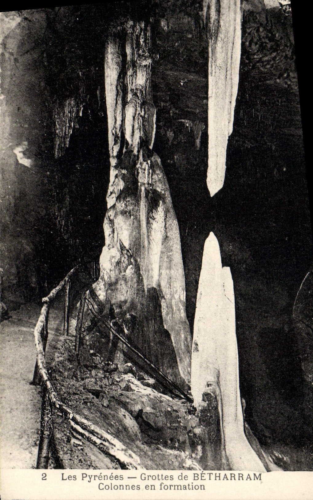 CPA Les Pyrenees Grottes de Betharram Colonnes en formation