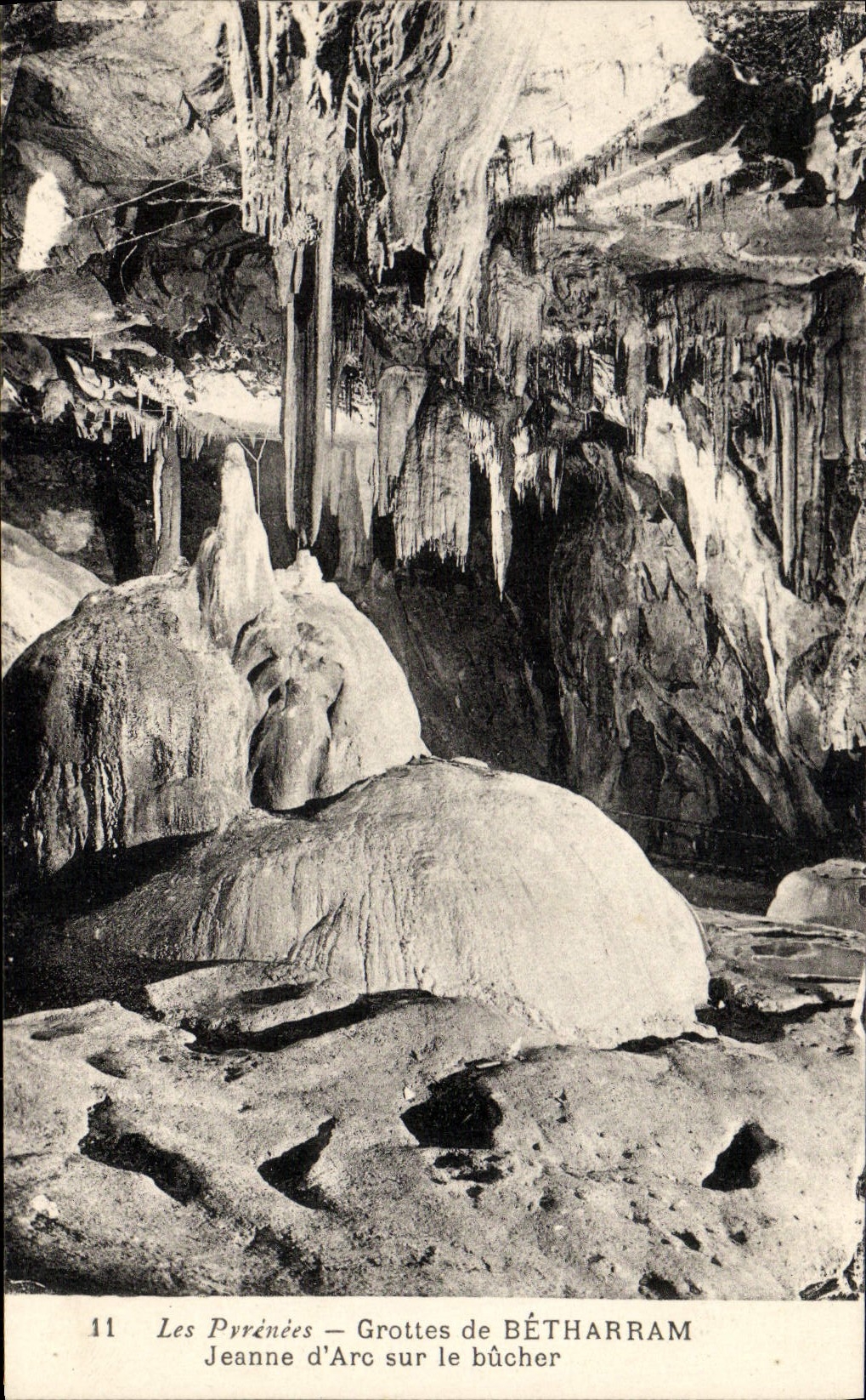 CPA Les Pyrenees Grottes de Betharram Jeanne d'Arc sur le bucher