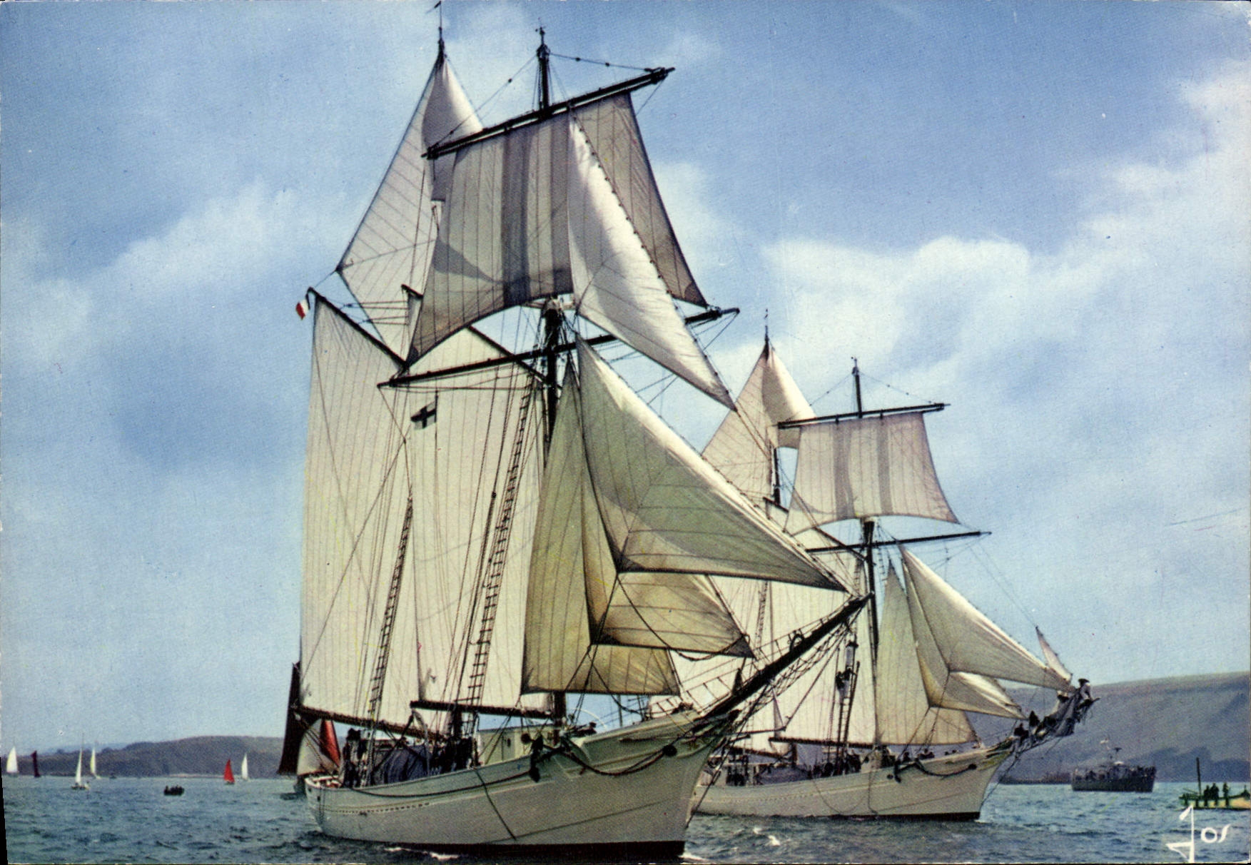 CPM Goelettes de la Marine nationale L'Etoile et la Belle Poule voguant toutes voiles au vent Bateau