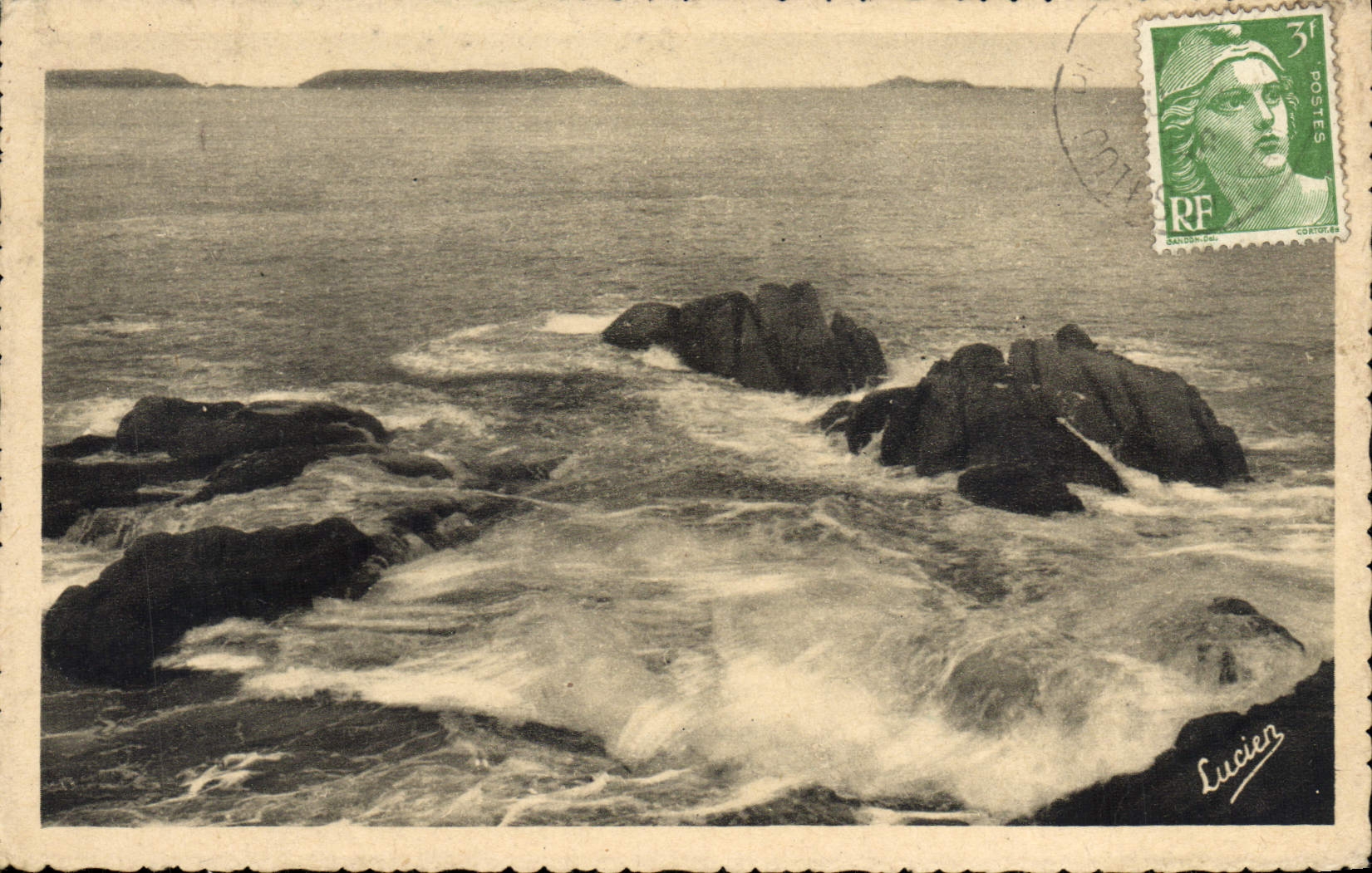 CPA Perros Guirec Effet De Mer Dans Les Rochers Au fond Les sept Iles