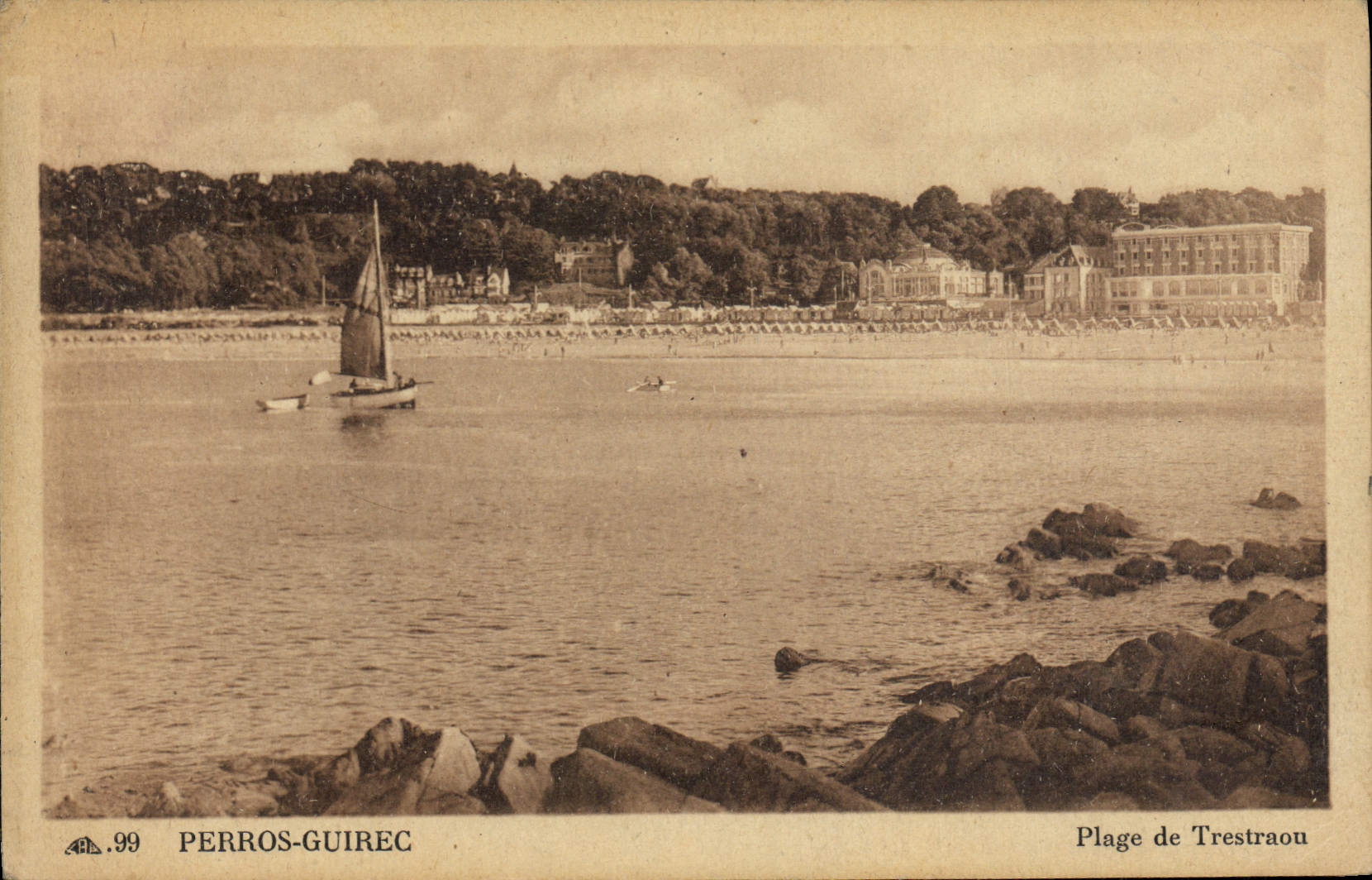 CPA Perros Guirec Plage de Trestraou Bateau