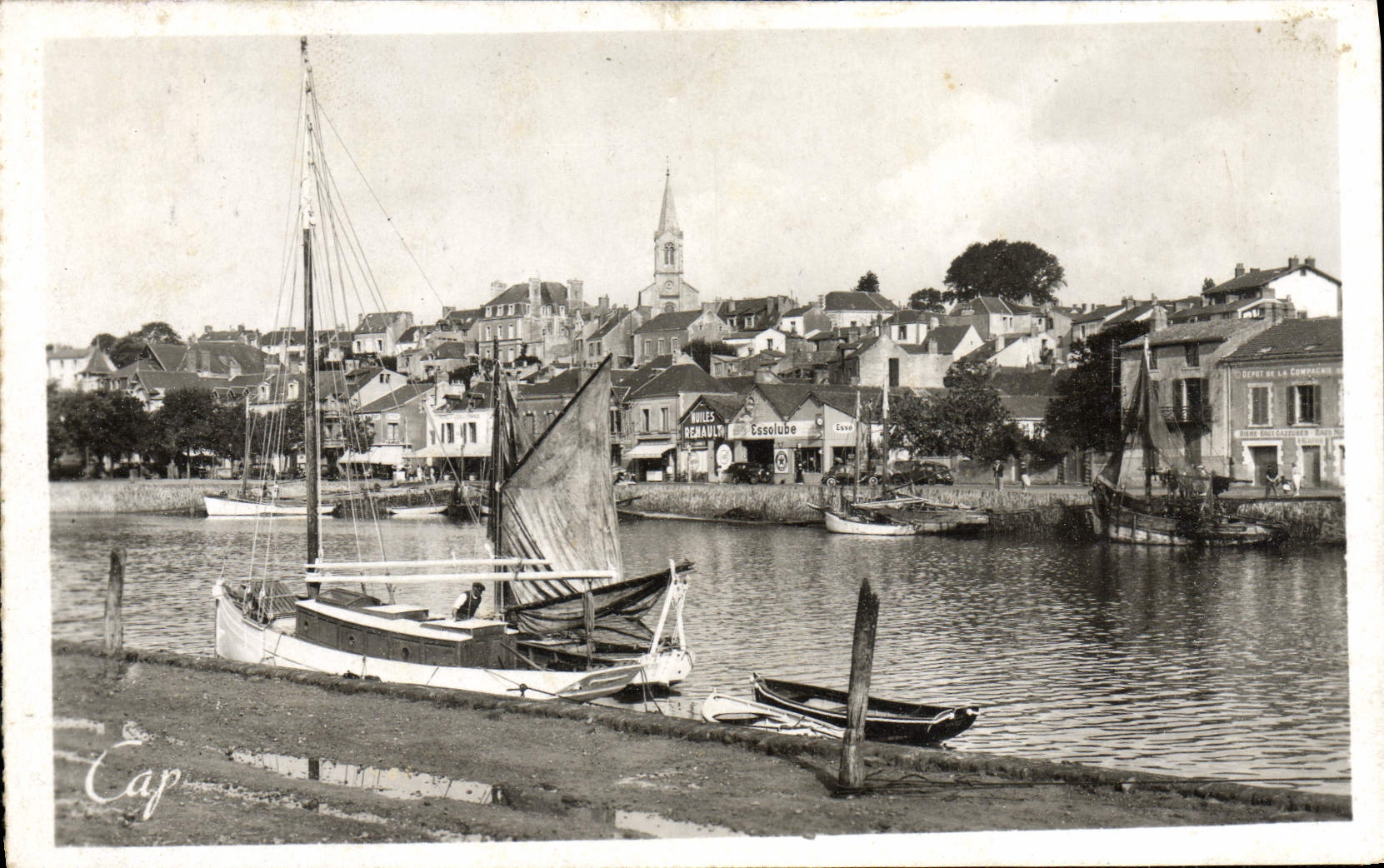 CPA Pornic Un coin du Port et la Ville Bateau