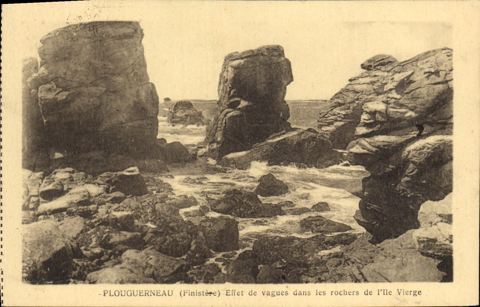 CPA Plougasnou Effet de Vagues dans les Rochers de l'ile vierge