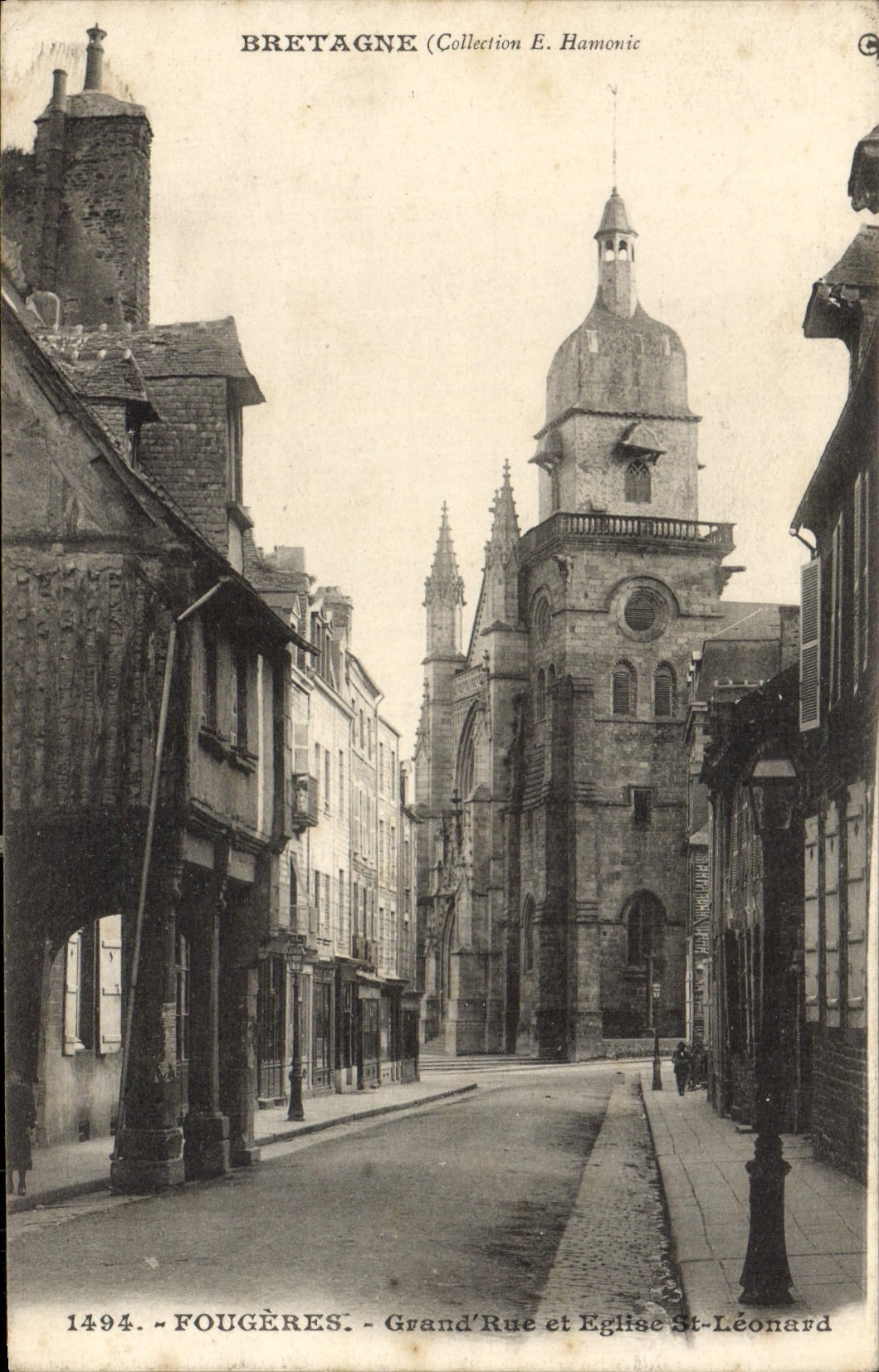 CPA Bretagne Fougeres Grand Rue et Eglise St Leonard