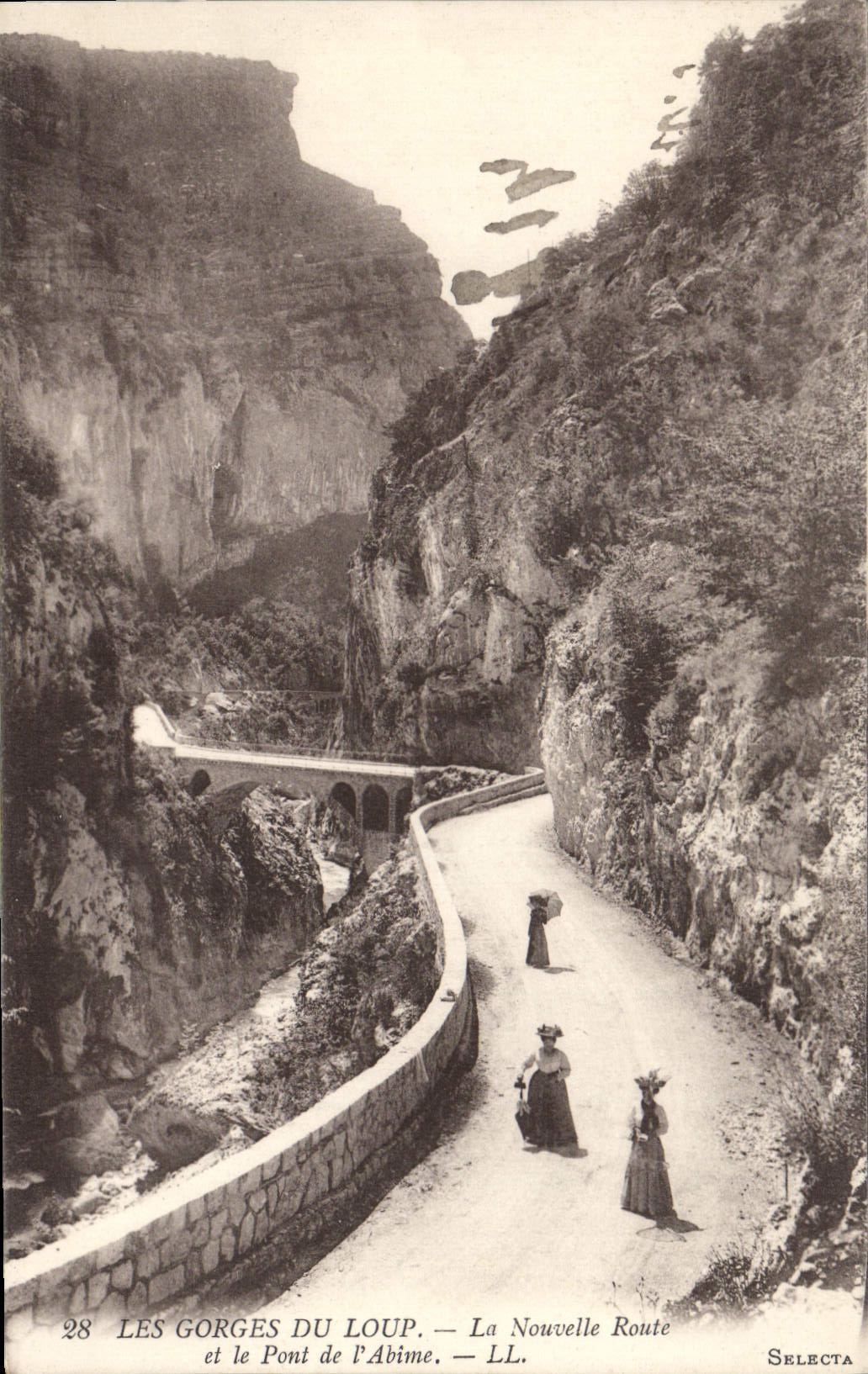 CPA Les Gorges Du Loup La Nouvelle Route et le Pont de l'Abime