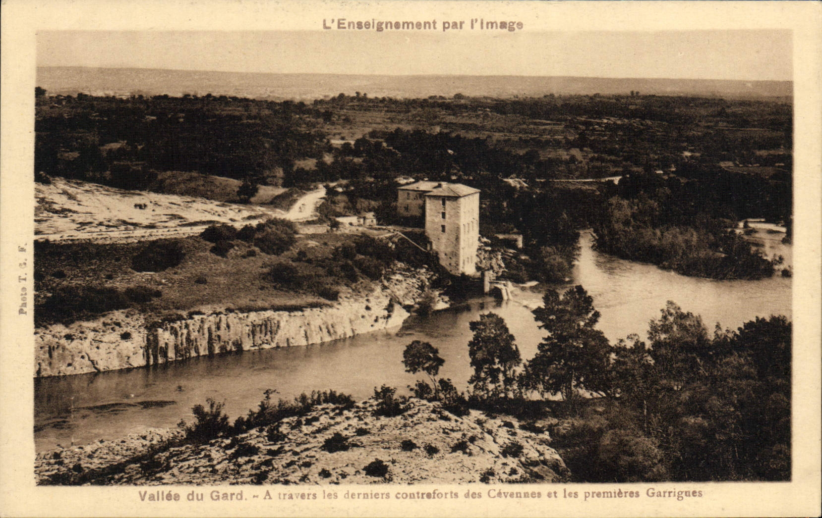 CPA Vallee du Gard A travers les Derniers contreforts des Cevennes et les premieres garrigues
