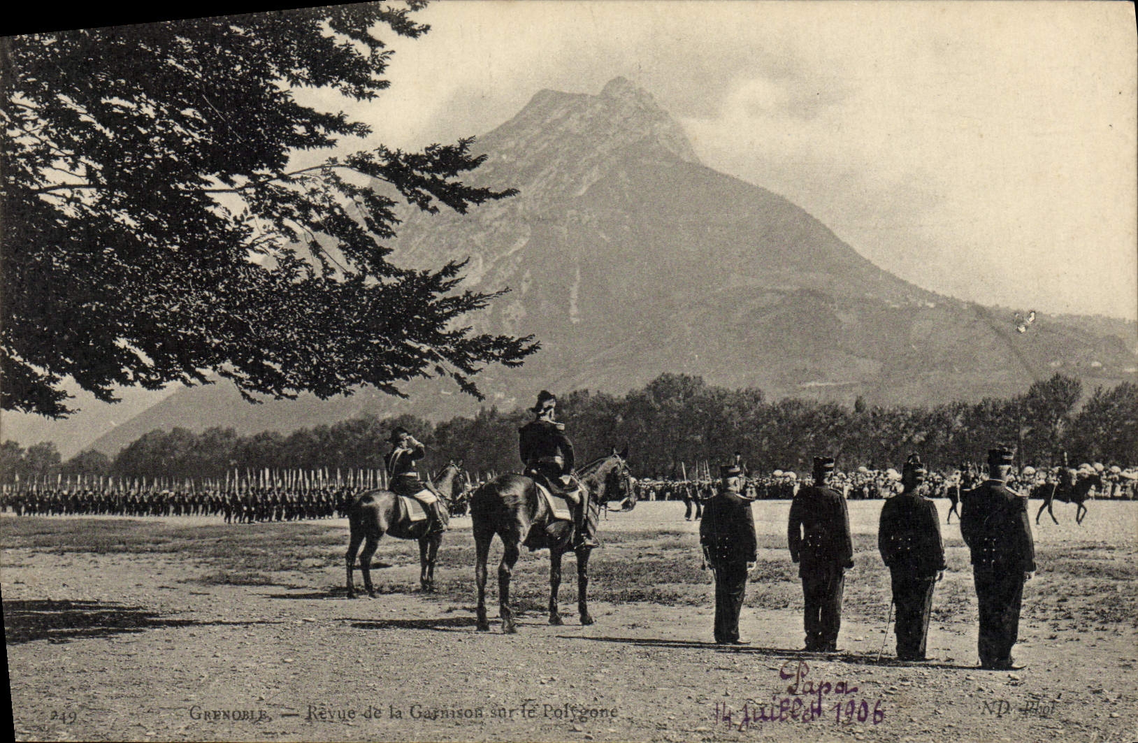 CPA Revue de la garnison sur le Polygone Militaria