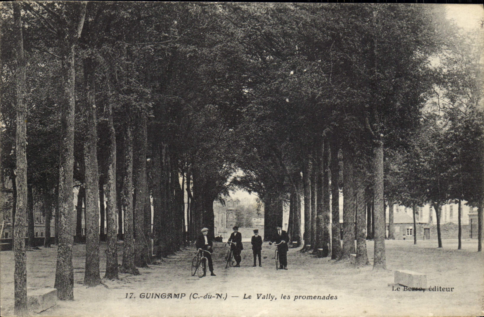 CPA Guingamp Le Vally les Promenades
