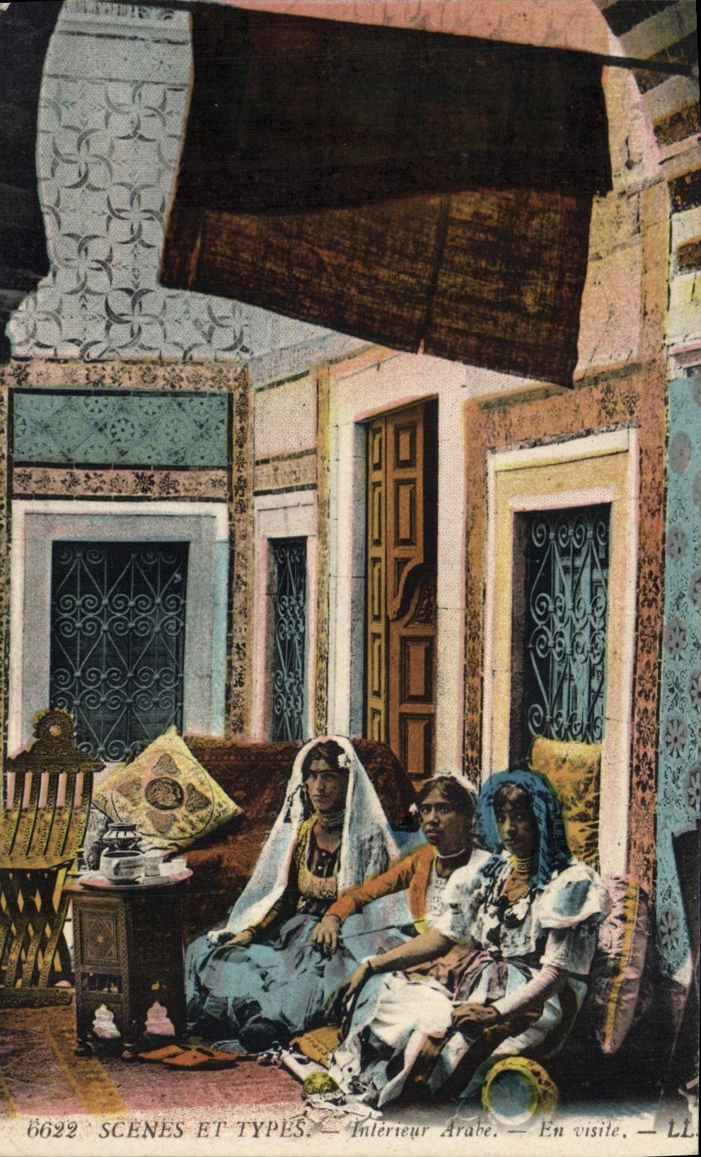 CPA Scenes Et Types Interieur Arabe En visite 