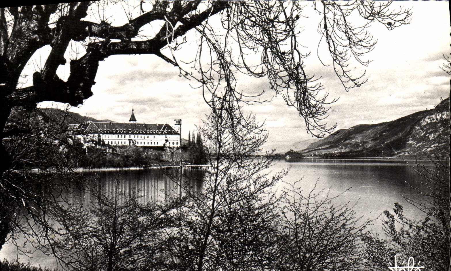 CPM Abbaye D'Hautecombe Lac Du Bourget Au Fond Chindrieux