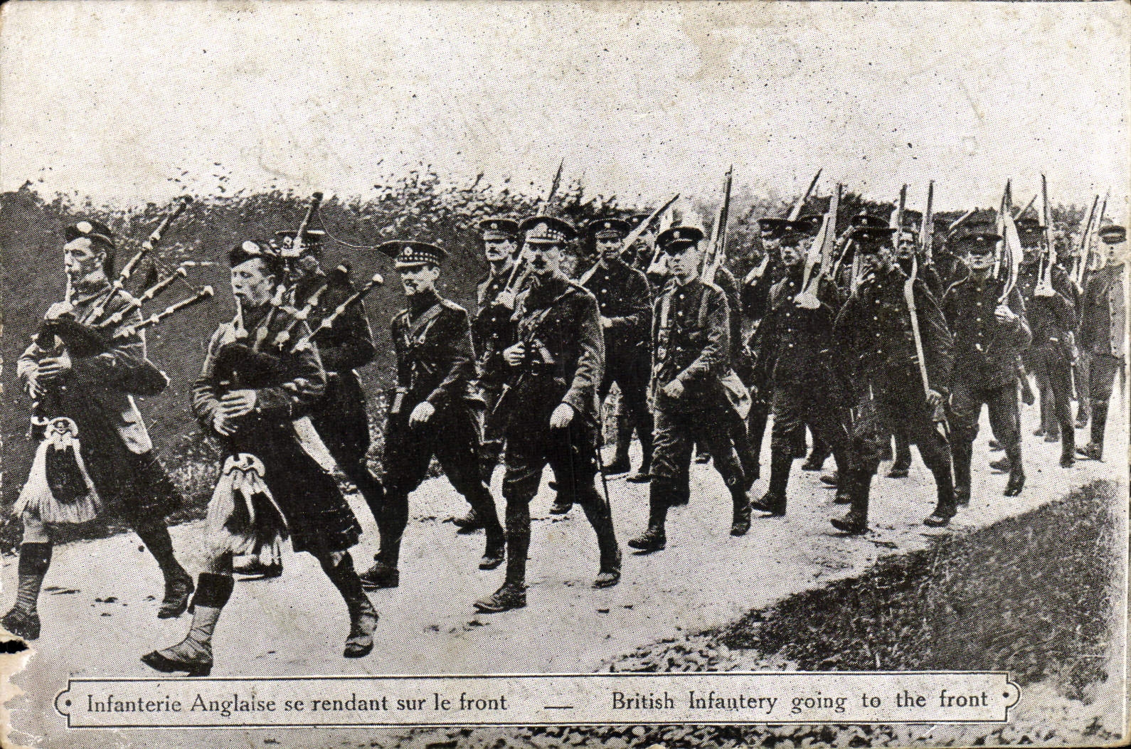 CPA Infanterie Anglaise Se Rendant Sur Le Front Militaria