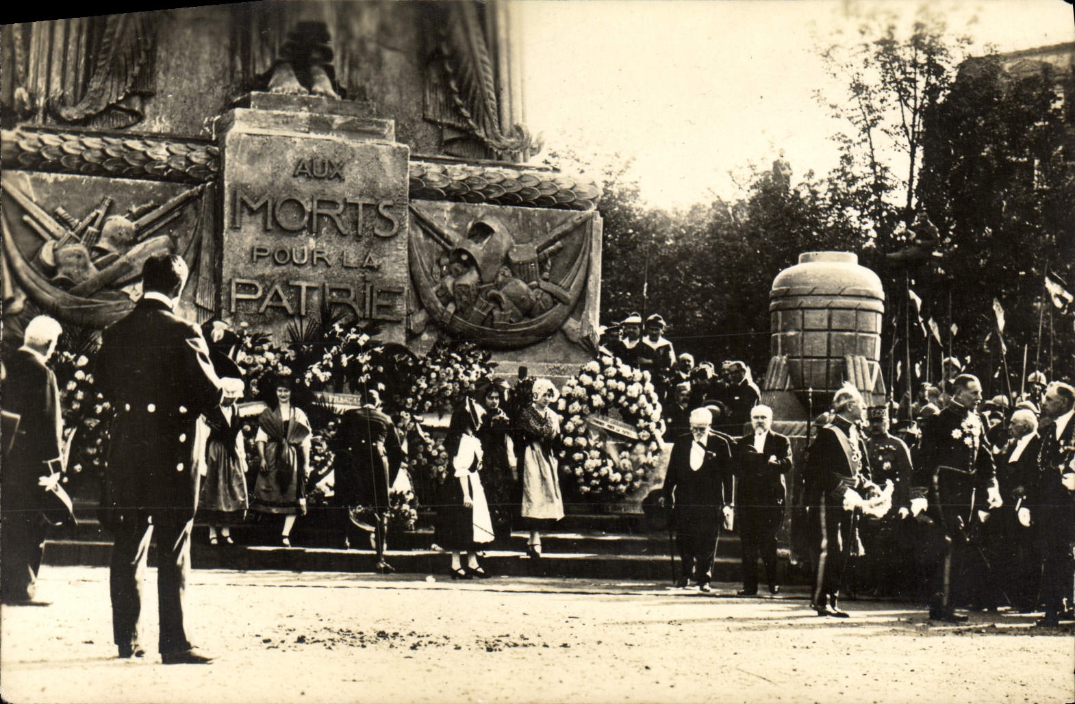 CPA Aux Morts Pour La Patrie Paris Militaria