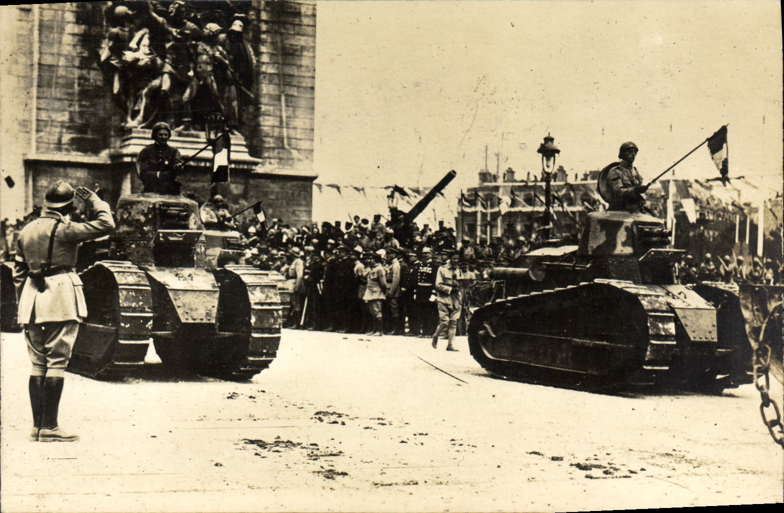 CPA Paris Arc de TRiomphe Tank Char d'assaut Militaria