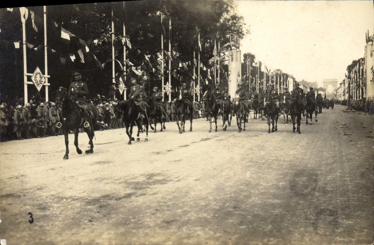 CPA Paris Defile Militaria Chevaux Cheval