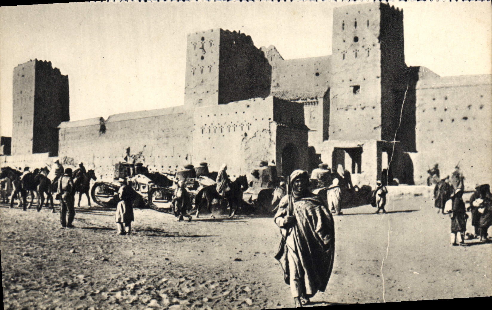 CPM Maroc Chars De Combat Devant Un Ksar Tank Militaria