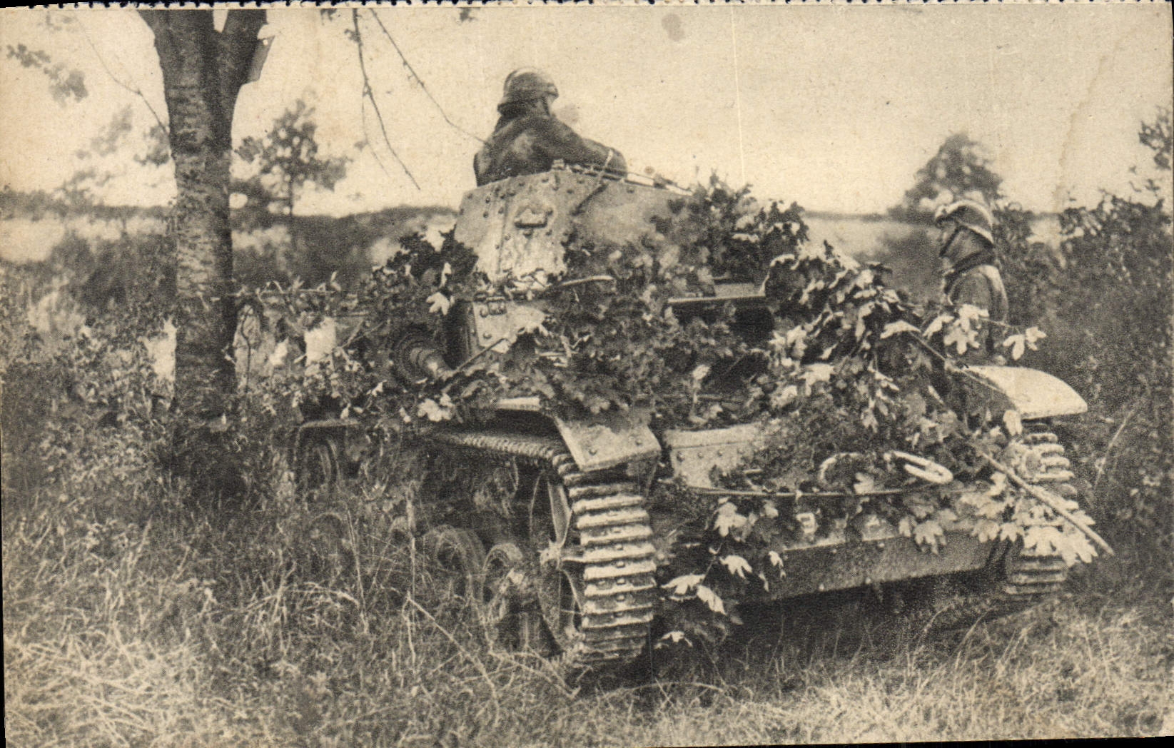 CPA Auto Mitrailleuse En Reconnaissance Tank Militaria