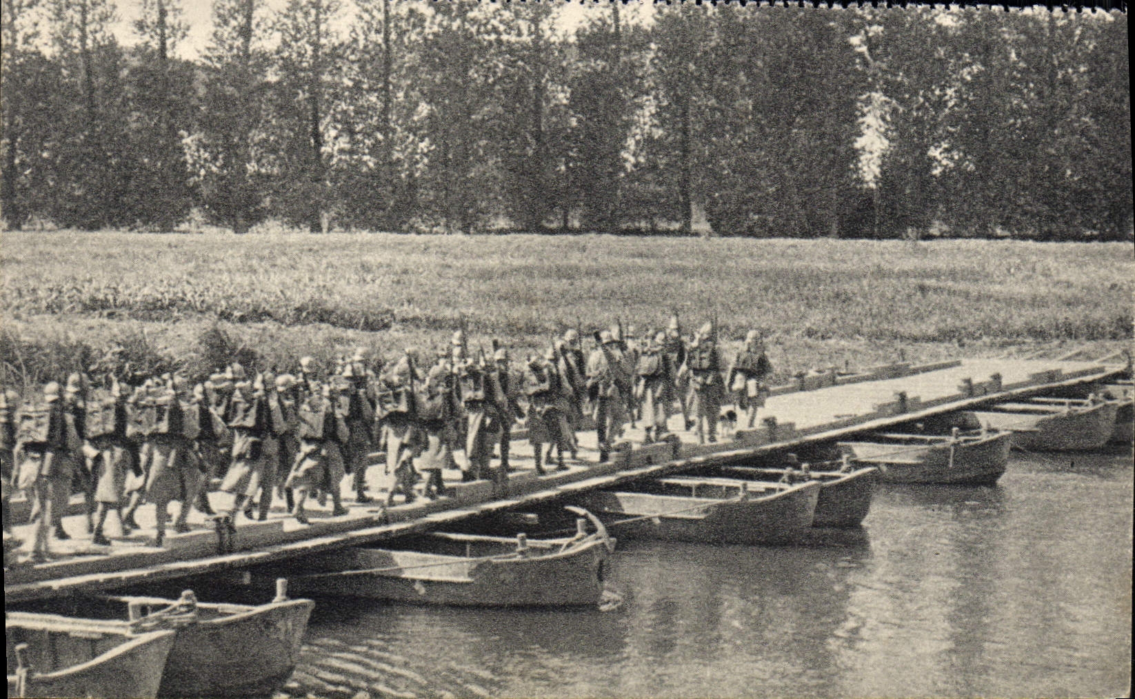 CPA Pont De Bateaux Militaria