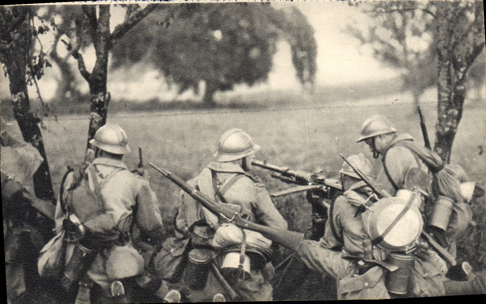 CPA Mitrailleuse En Batterie Militaria