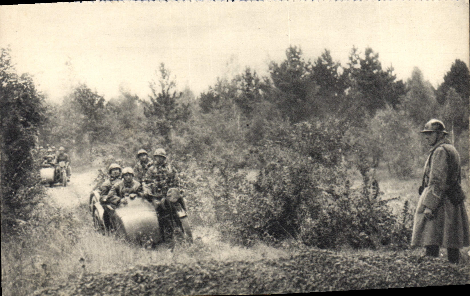 CPA Groupe De Combat Motorise Militaria
