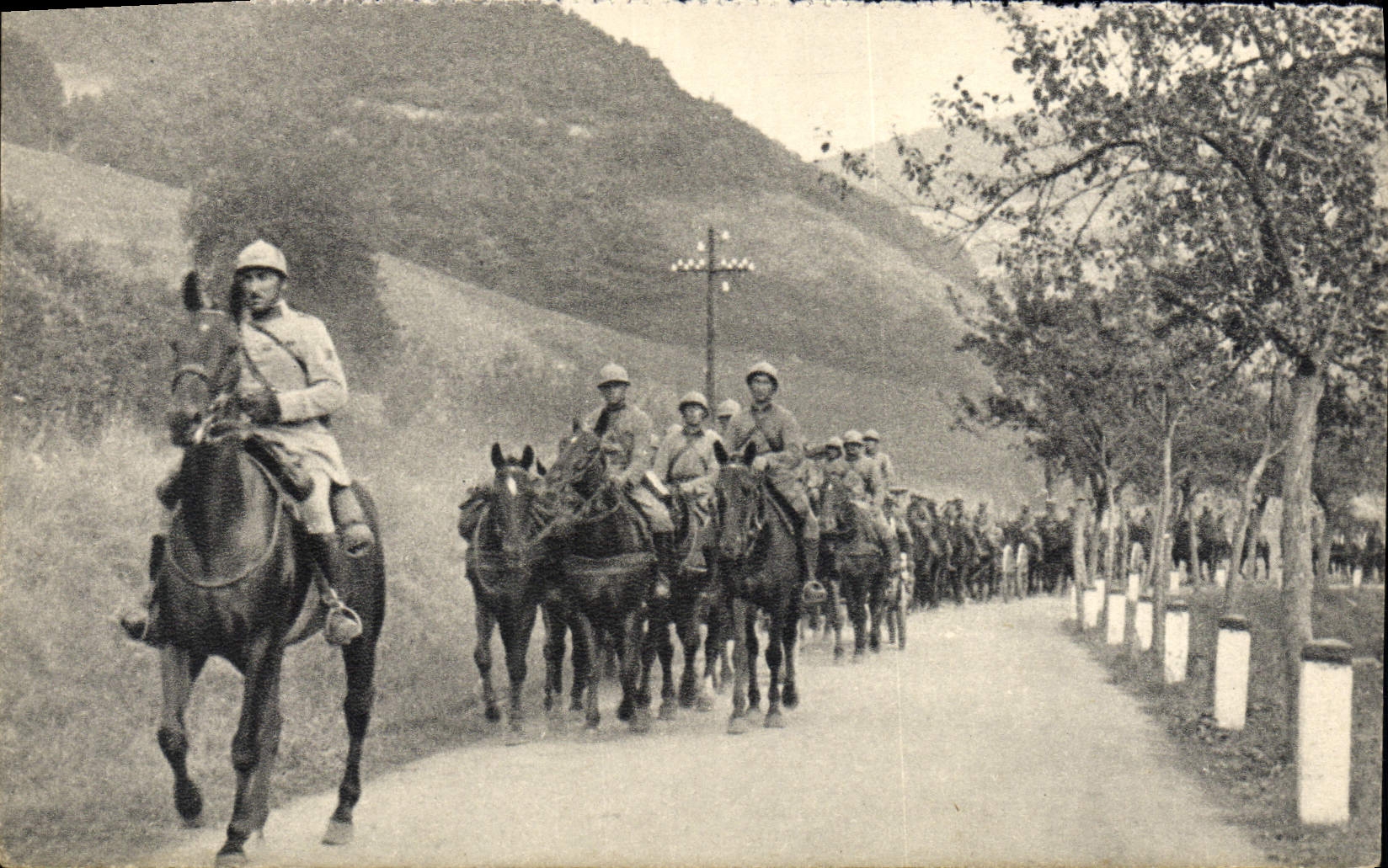 CPA Batterie De 75 Sur Route Militaria