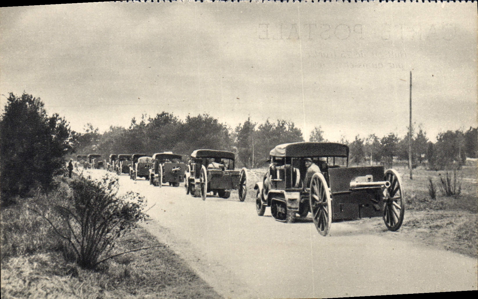 CPA Batterie De 75 Tractee Par Autos Chenilles Militaria