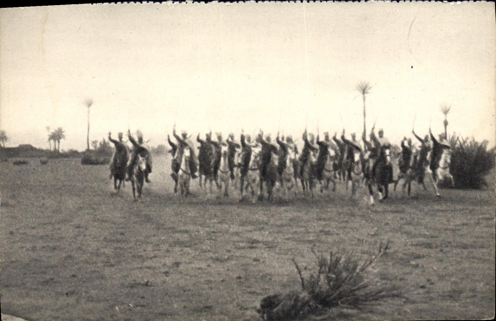 CPA Spahis Marocains Chargeant Militaria