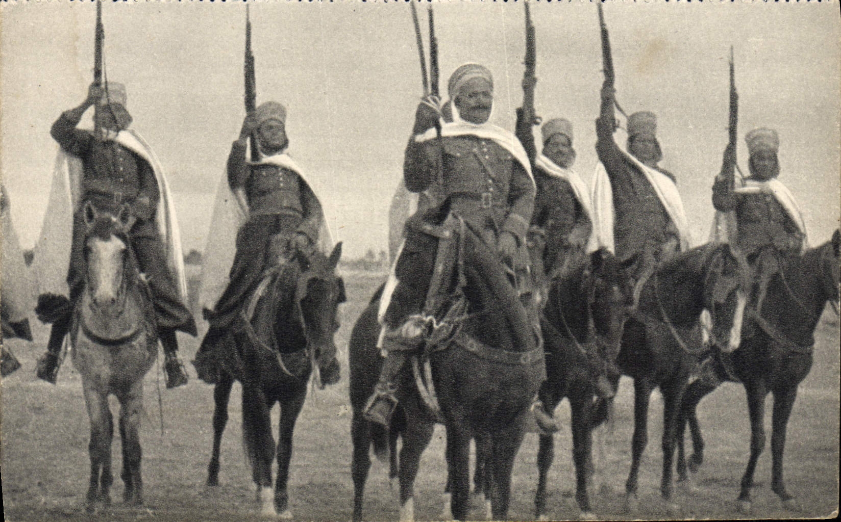 CPA Spahis Algeriens Militaria